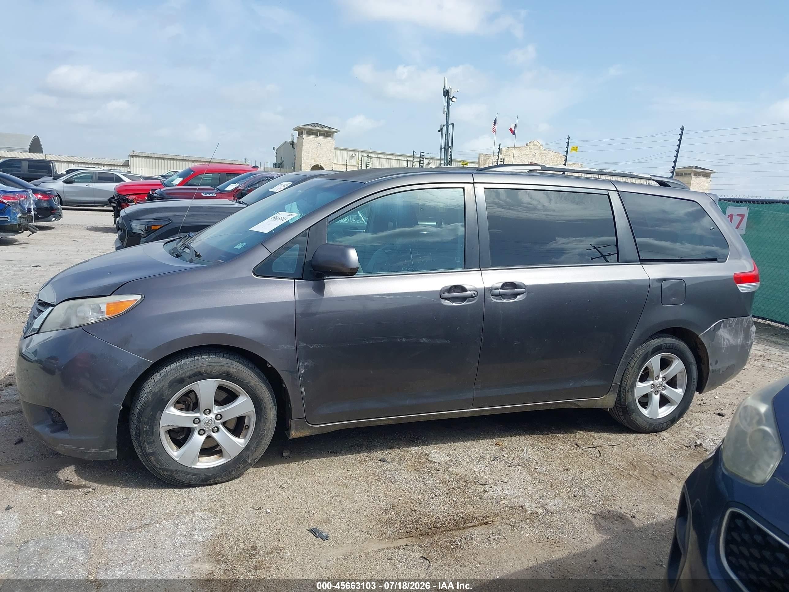 2011 Toyota Sienna Le V6 Gray vin: 5TDKK3DC4BS085093