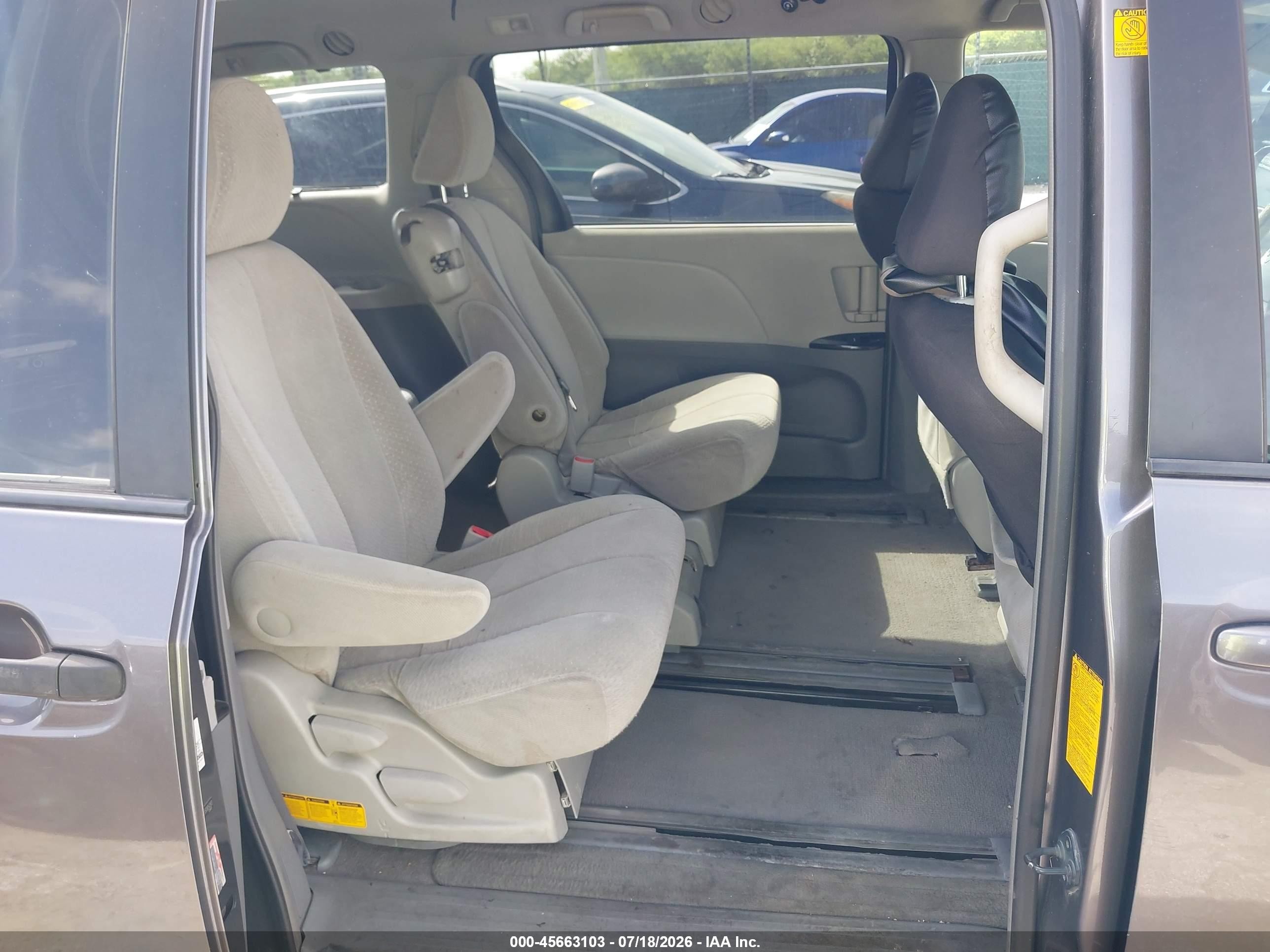 2011 Toyota Sienna Le V6 Gray vin: 5TDKK3DC4BS085093