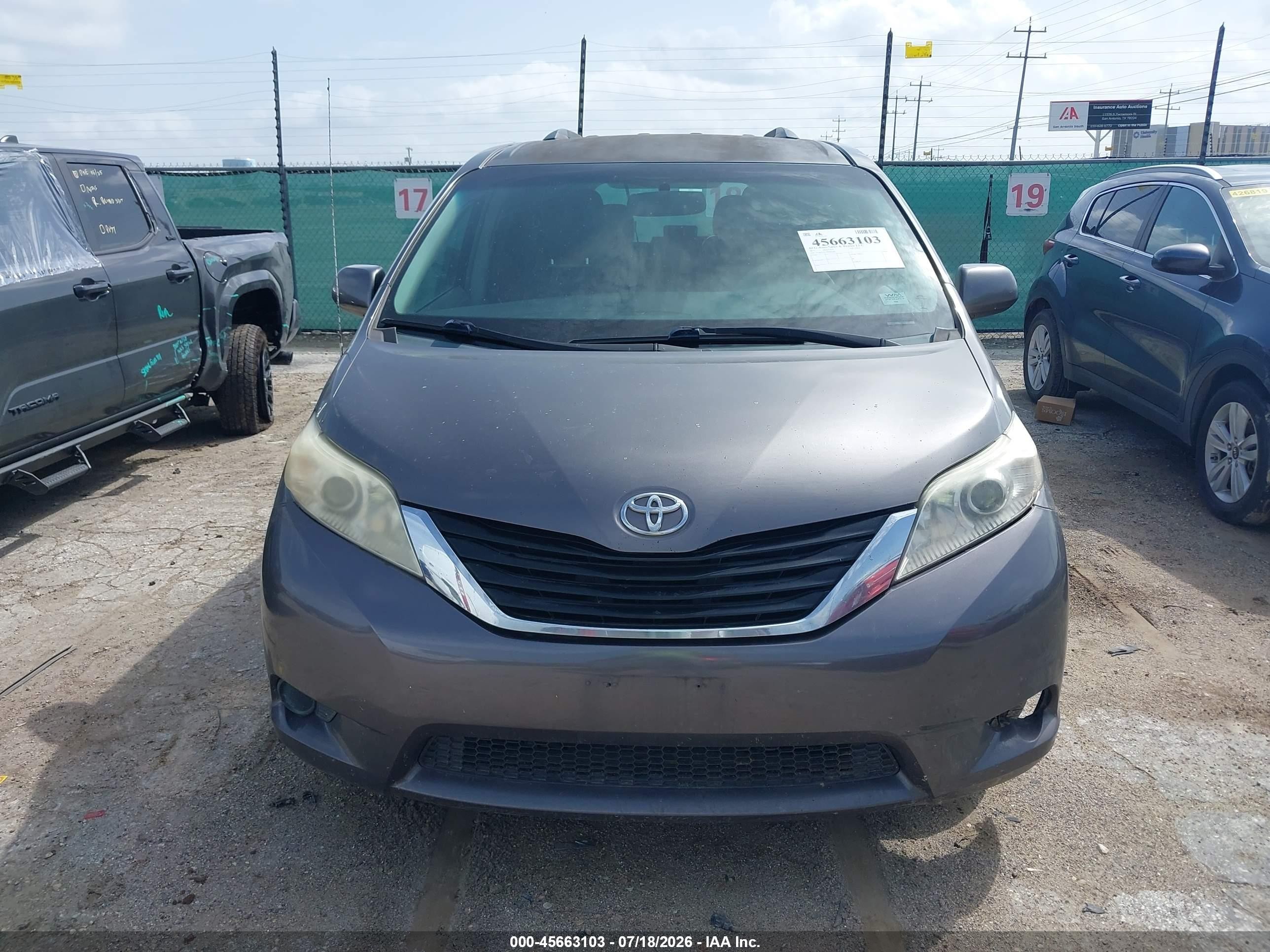 2011 Toyota Sienna Le V6 Gray vin: 5TDKK3DC4BS085093