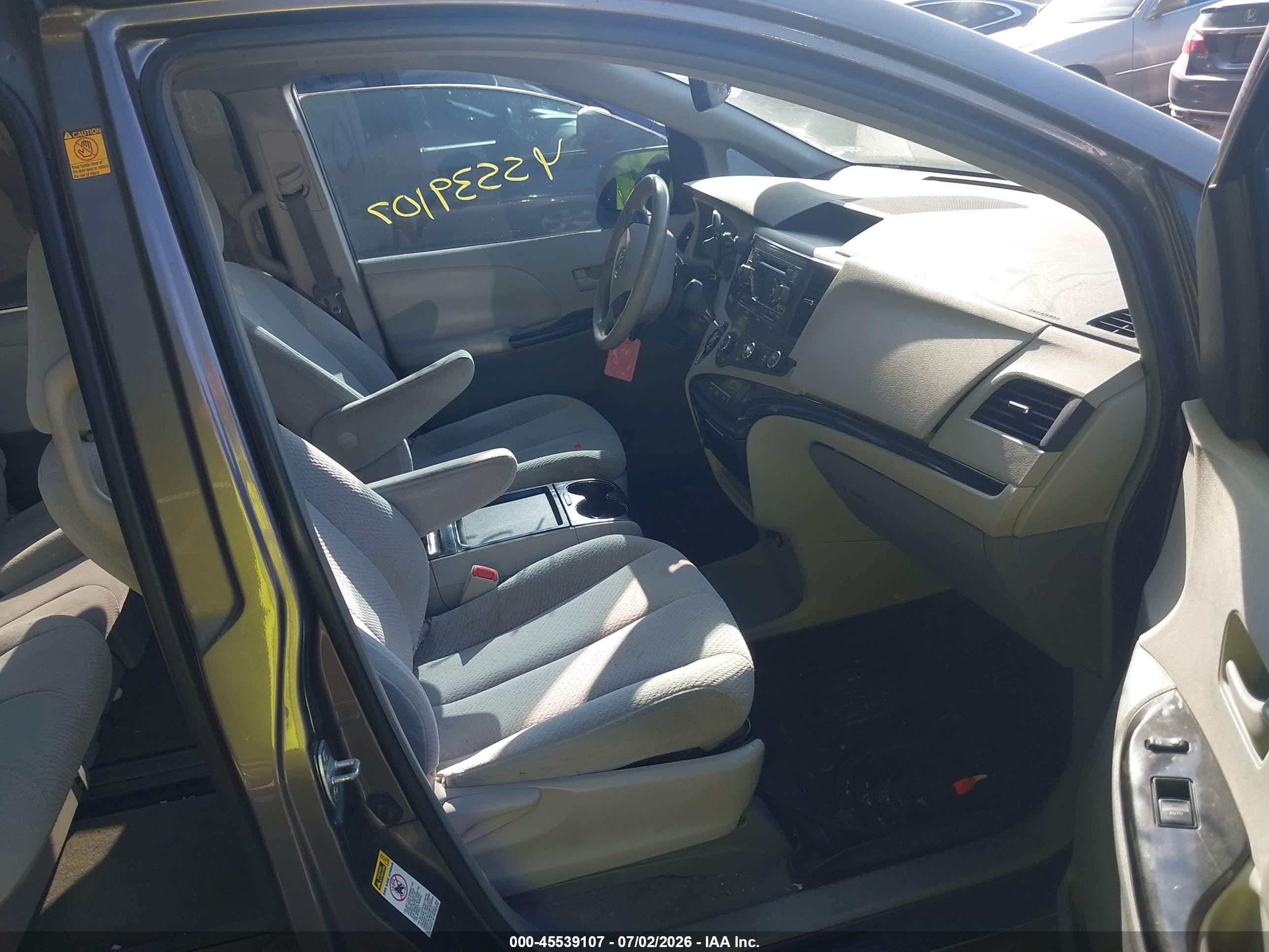 2011 Toyota Sienna Le V6 Gray vin: 5TDKK3DC4BS089841