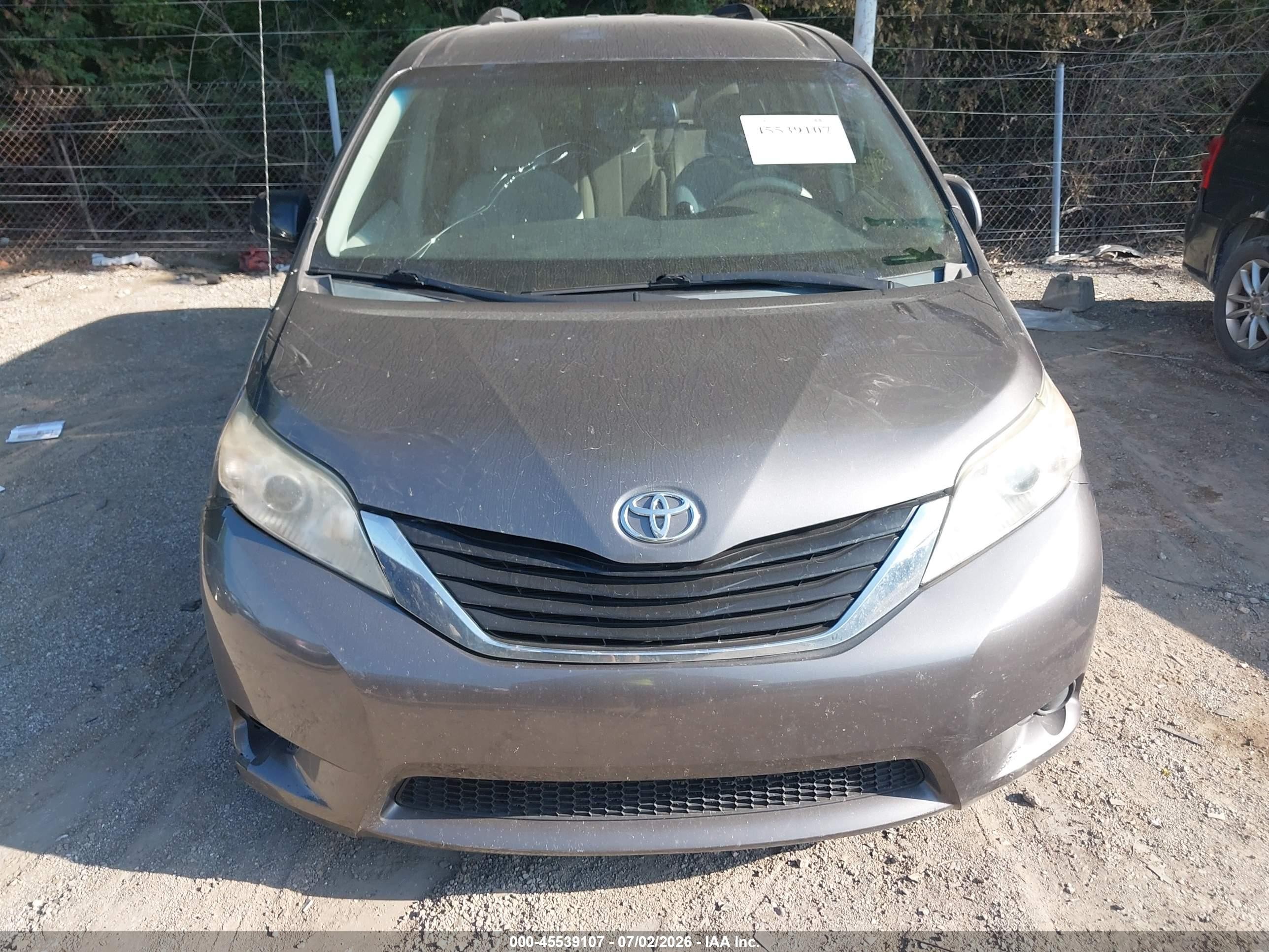 2011 Toyota Sienna Le V6 Gray vin: 5TDKK3DC4BS089841