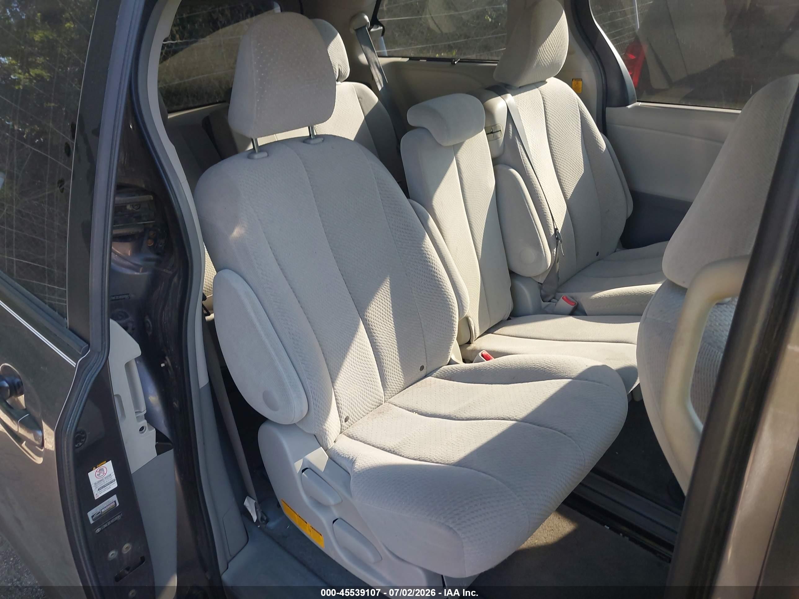 2011 Toyota Sienna Le V6 Gray vin: 5TDKK3DC4BS089841