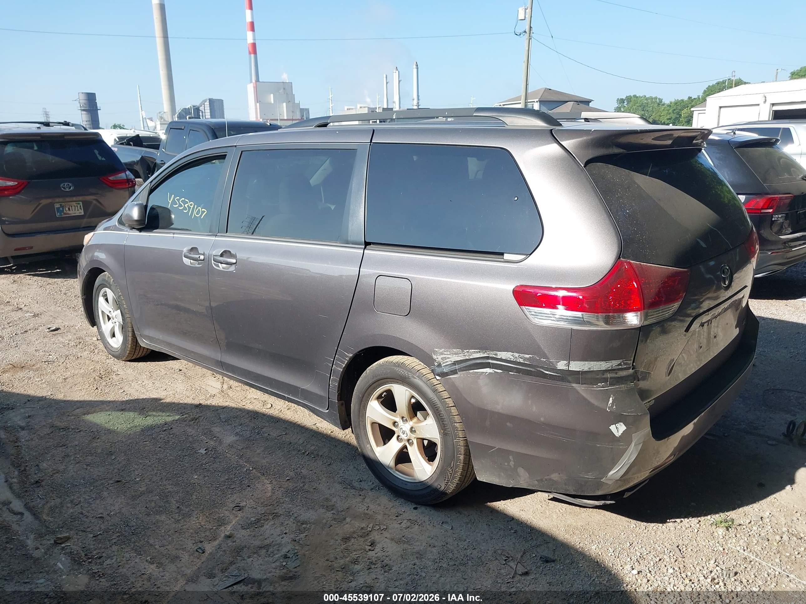 2011 Toyota Sienna Le V6 Gray vin: 5TDKK3DC4BS089841
