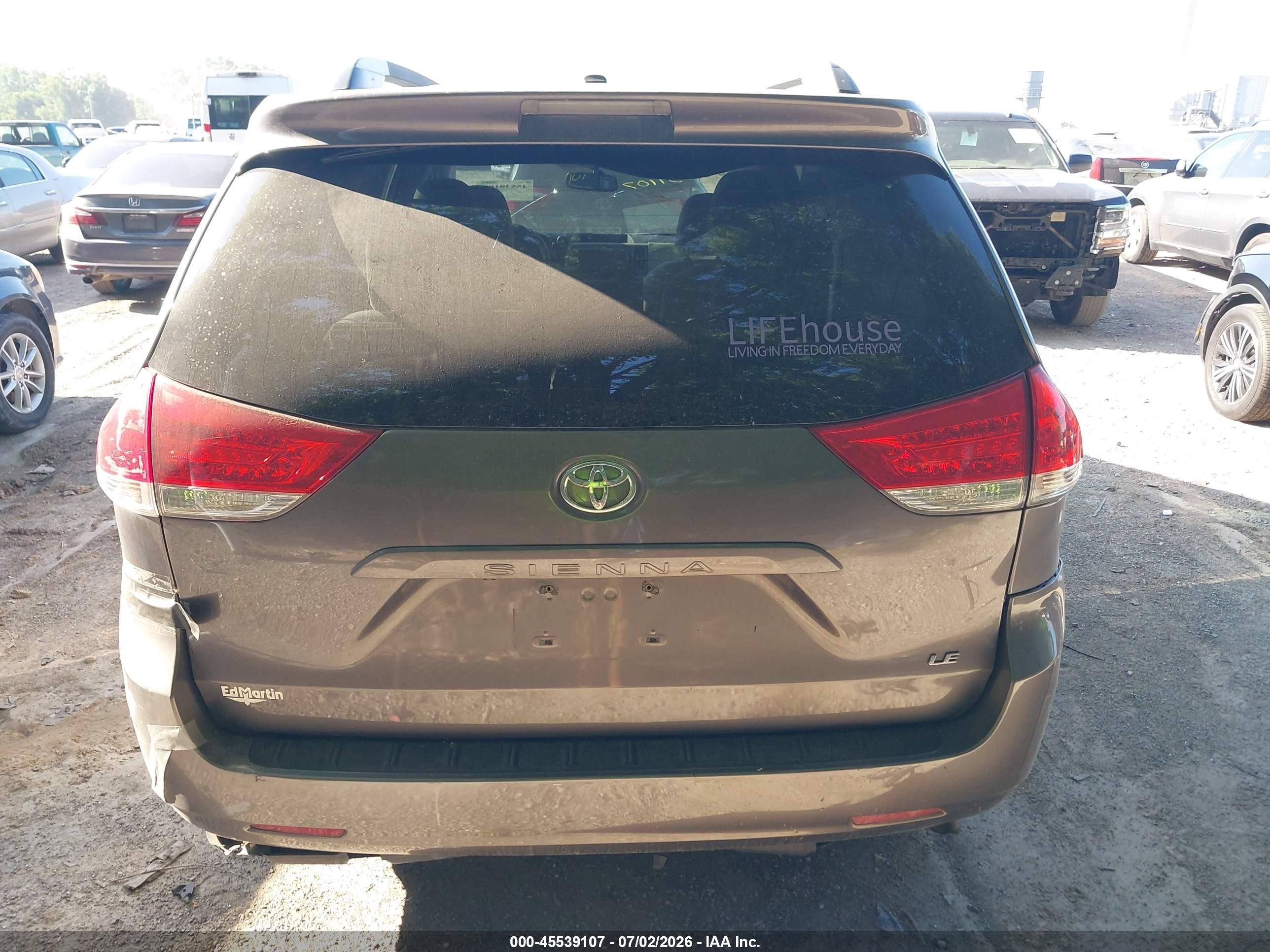 2011 Toyota Sienna Le V6 Gray vin: 5TDKK3DC4BS089841
