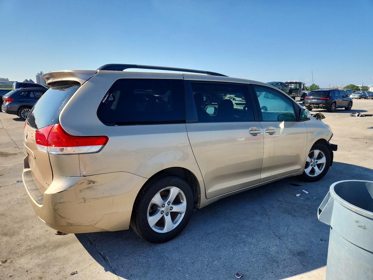 2011 Toyota Sienna Le Gold vin: 5TDKK3DC4BS096532