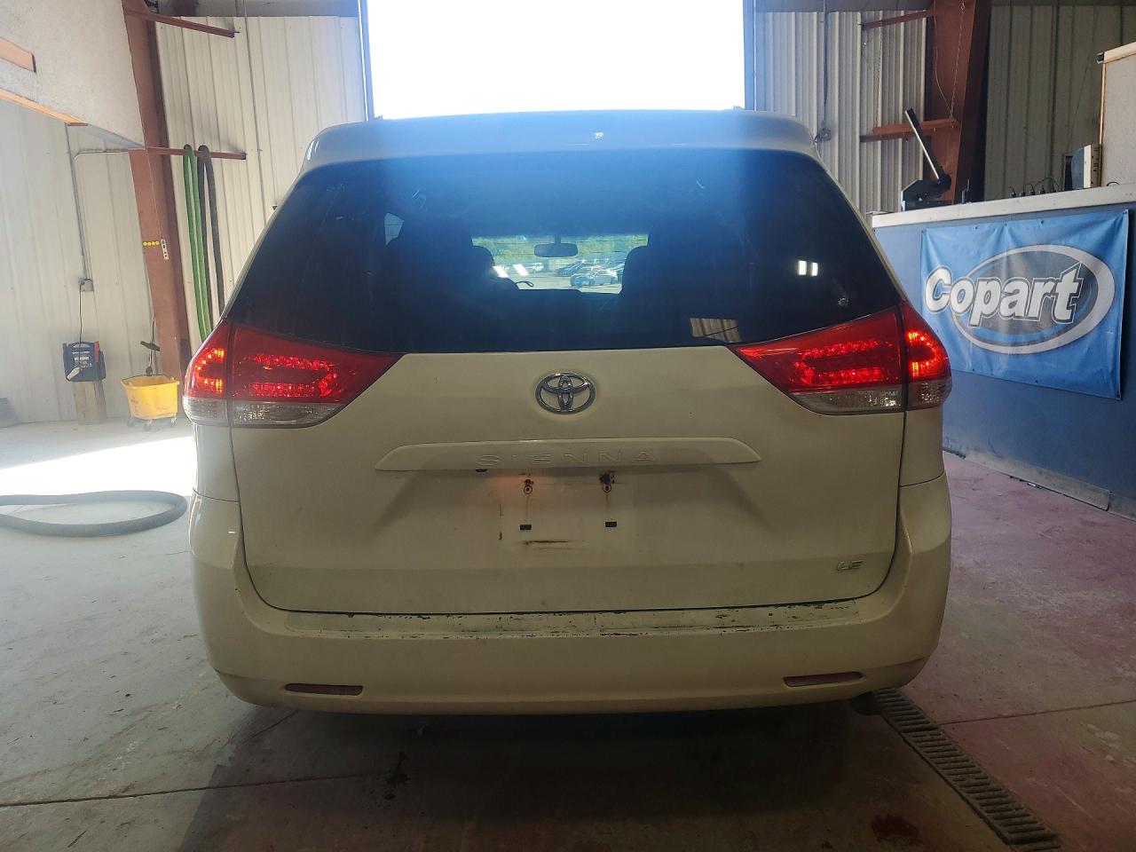2011 Toyota Sienna Le White vin: 5TDKK3DC4BS103687