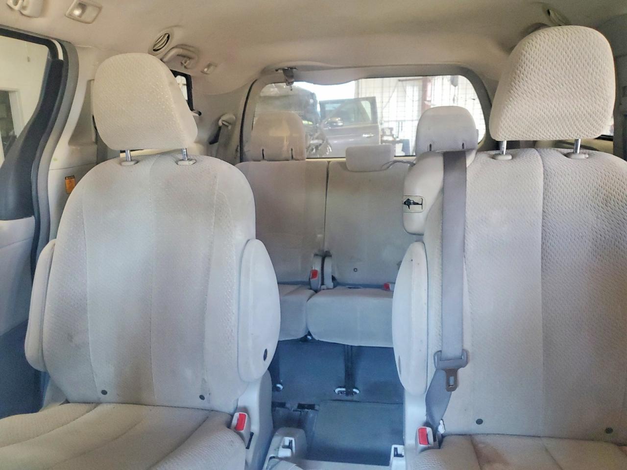 2011 Toyota Sienna Le White vin: 5TDKK3DC4BS103687