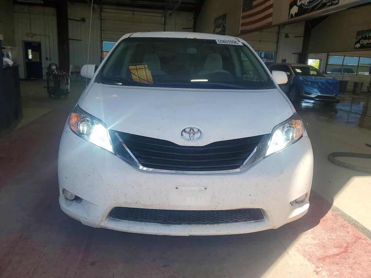 2011 Toyota Sienna Le White vin: 5TDKK3DC4BS103687