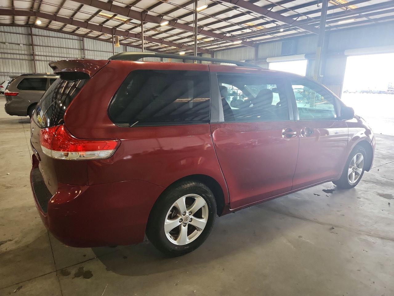 2011 Toyota Sienna Le Maroon vin: 5TDKK3DC4BS123311