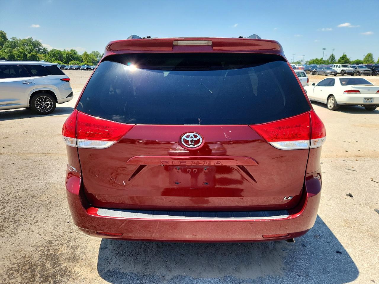 2011 Toyota Sienna Le Maroon vin: 5TDKK3DC4BS130260