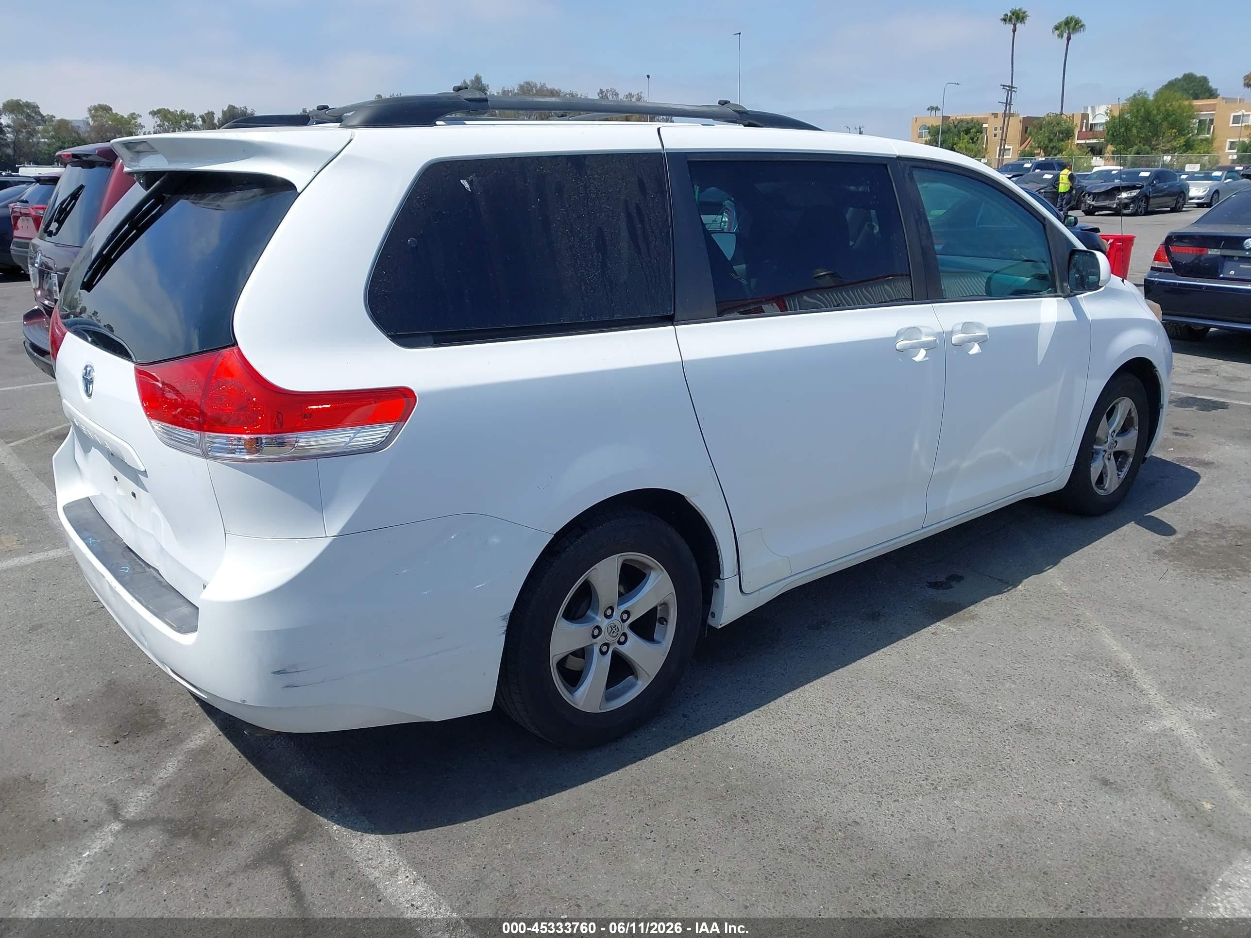 2011 Toyota Sienna Le V6 White vin: 5TDKK3DC4BS139945