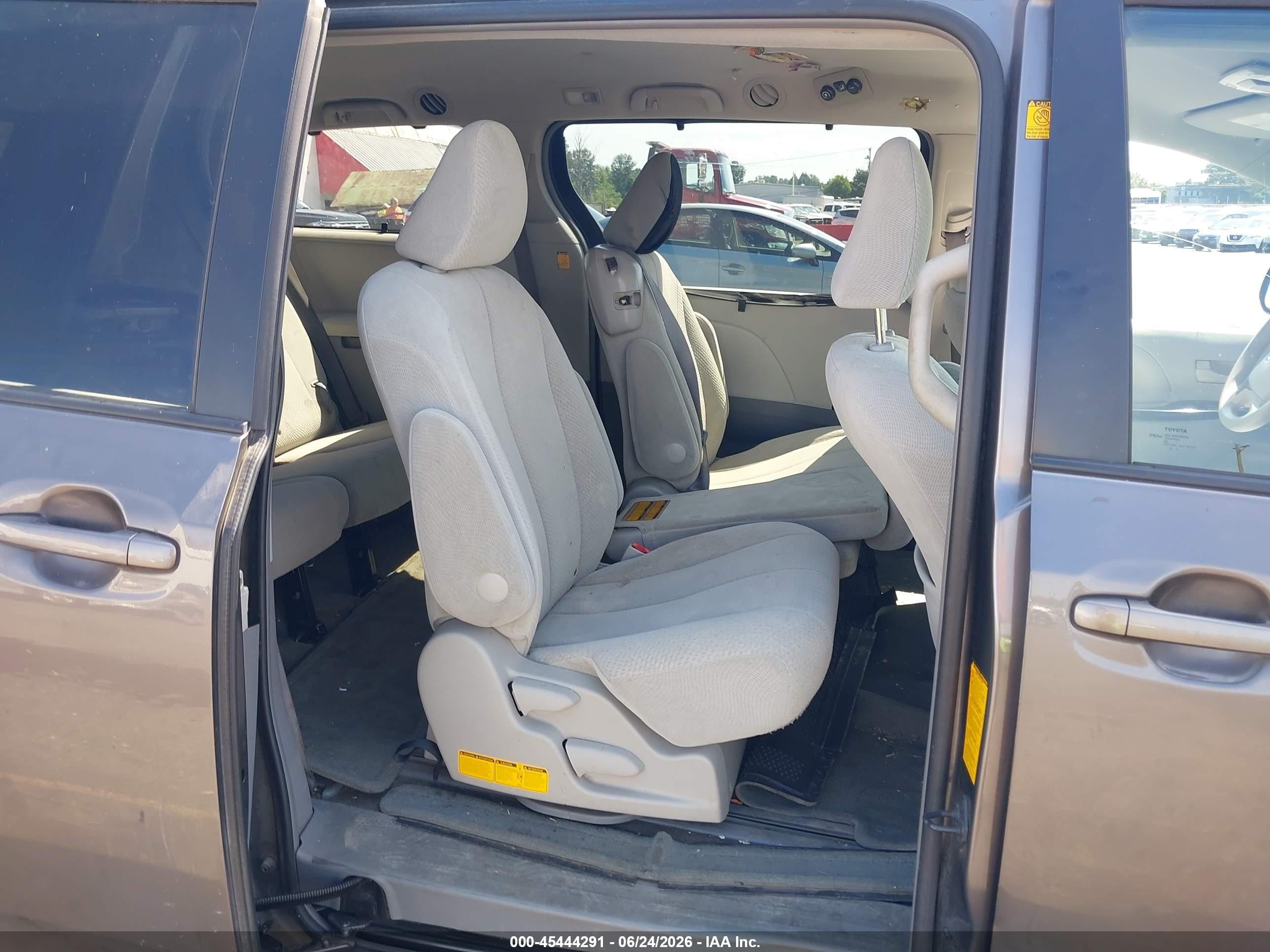 2011 Toyota Sienna Le V6 Gray vin: 5TDKK3DC4BS157393