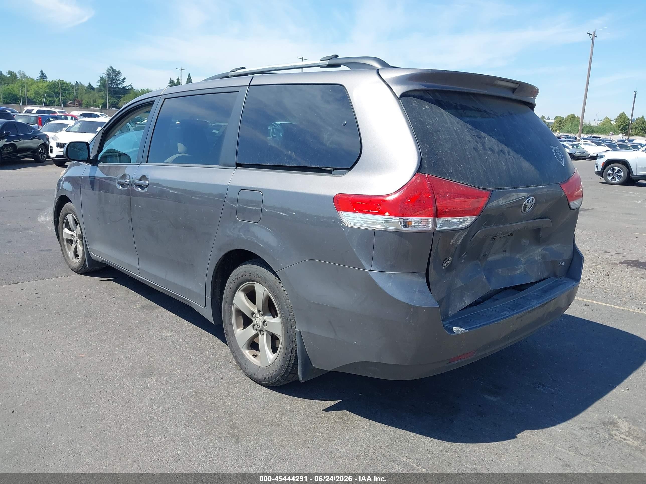 2011 Toyota Sienna Le V6 Gray vin: 5TDKK3DC4BS157393