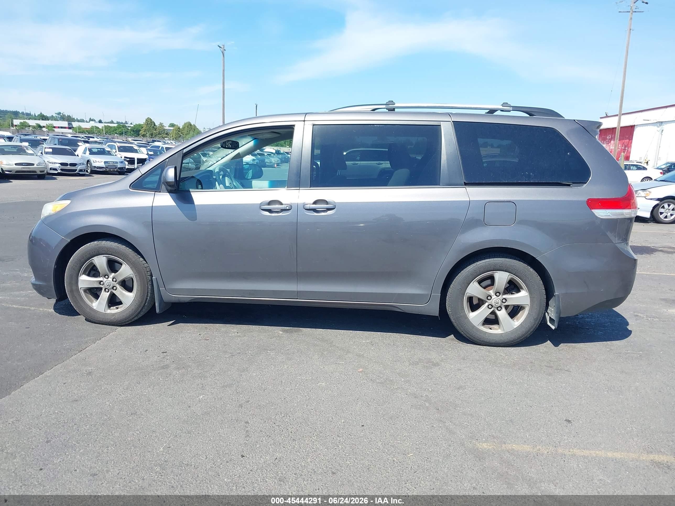 2011 Toyota Sienna Le V6 Gray vin: 5TDKK3DC4BS157393
