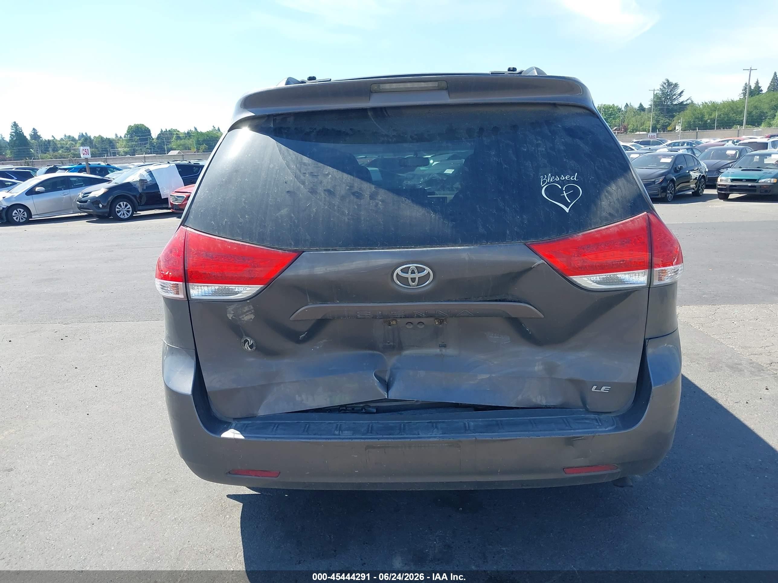 2011 Toyota Sienna Le V6 Gray vin: 5TDKK3DC4BS157393
