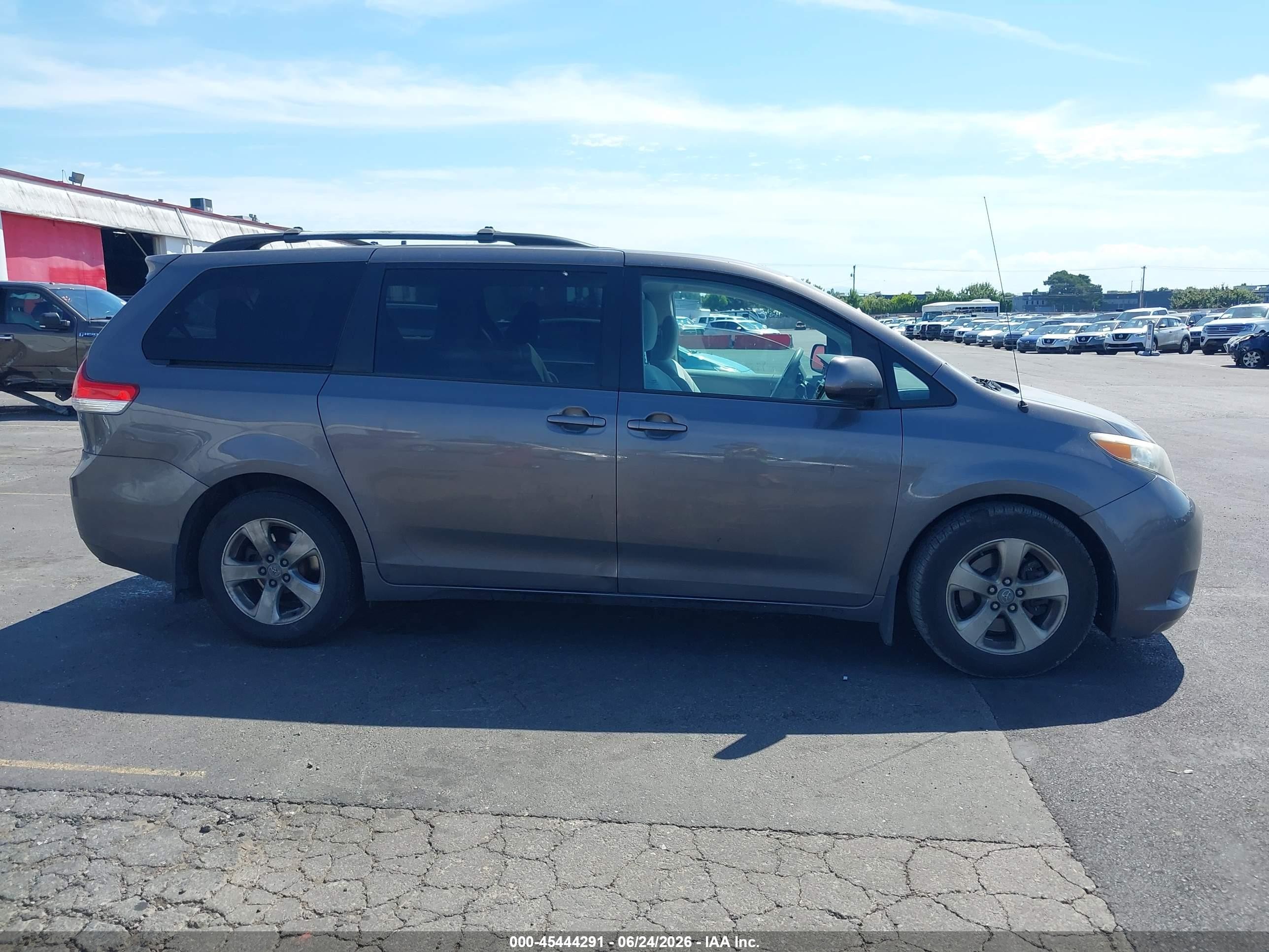 2011 Toyota Sienna Le V6 Gray vin: 5TDKK3DC4BS157393