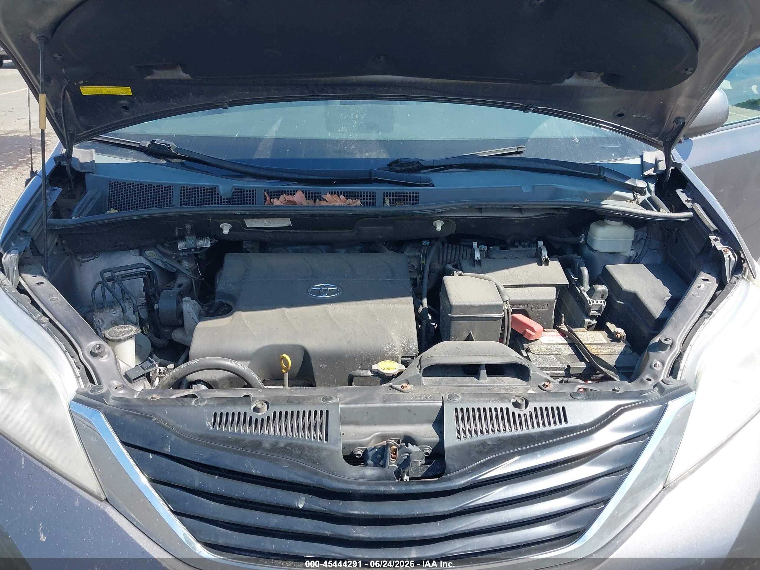 2011 Toyota Sienna Le V6 Gray vin: 5TDKK3DC4BS157393