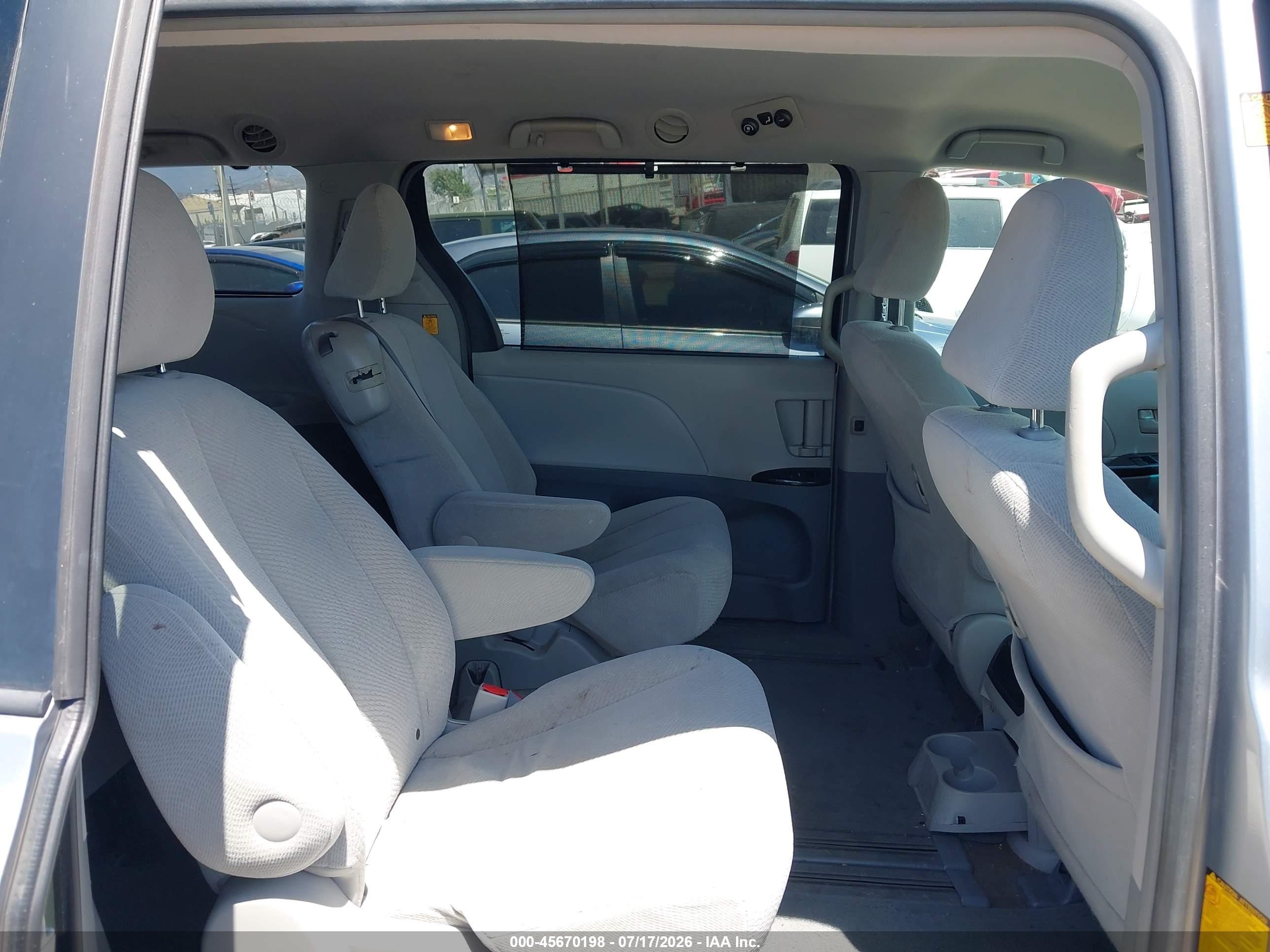2011 Toyota Sienna Le V6 Серебряный vin: 5TDKK3DC4BS169396