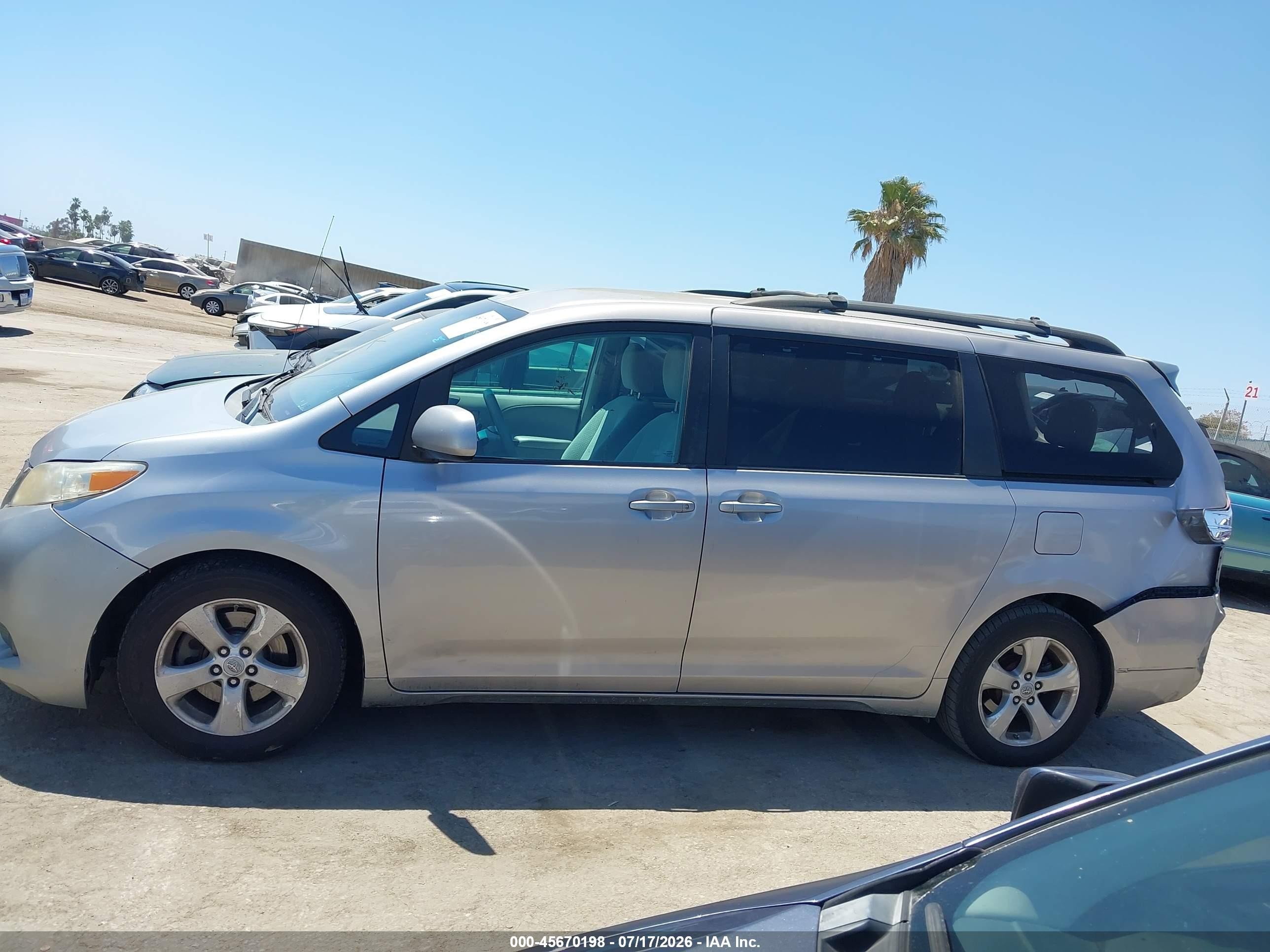2011 Toyota Sienna Le V6 Серебряный vin: 5TDKK3DC4BS169396