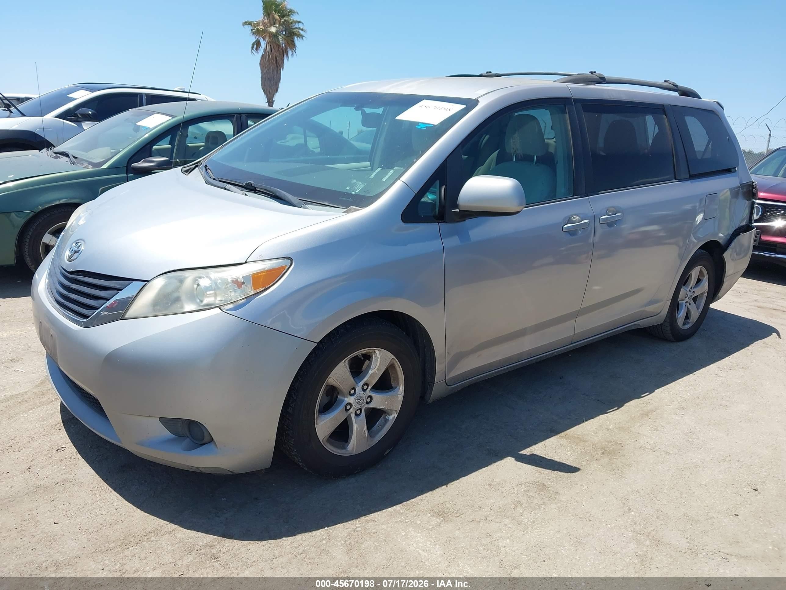 2011 Toyota Sienna Le V6 Серебряный vin: 5TDKK3DC4BS169396