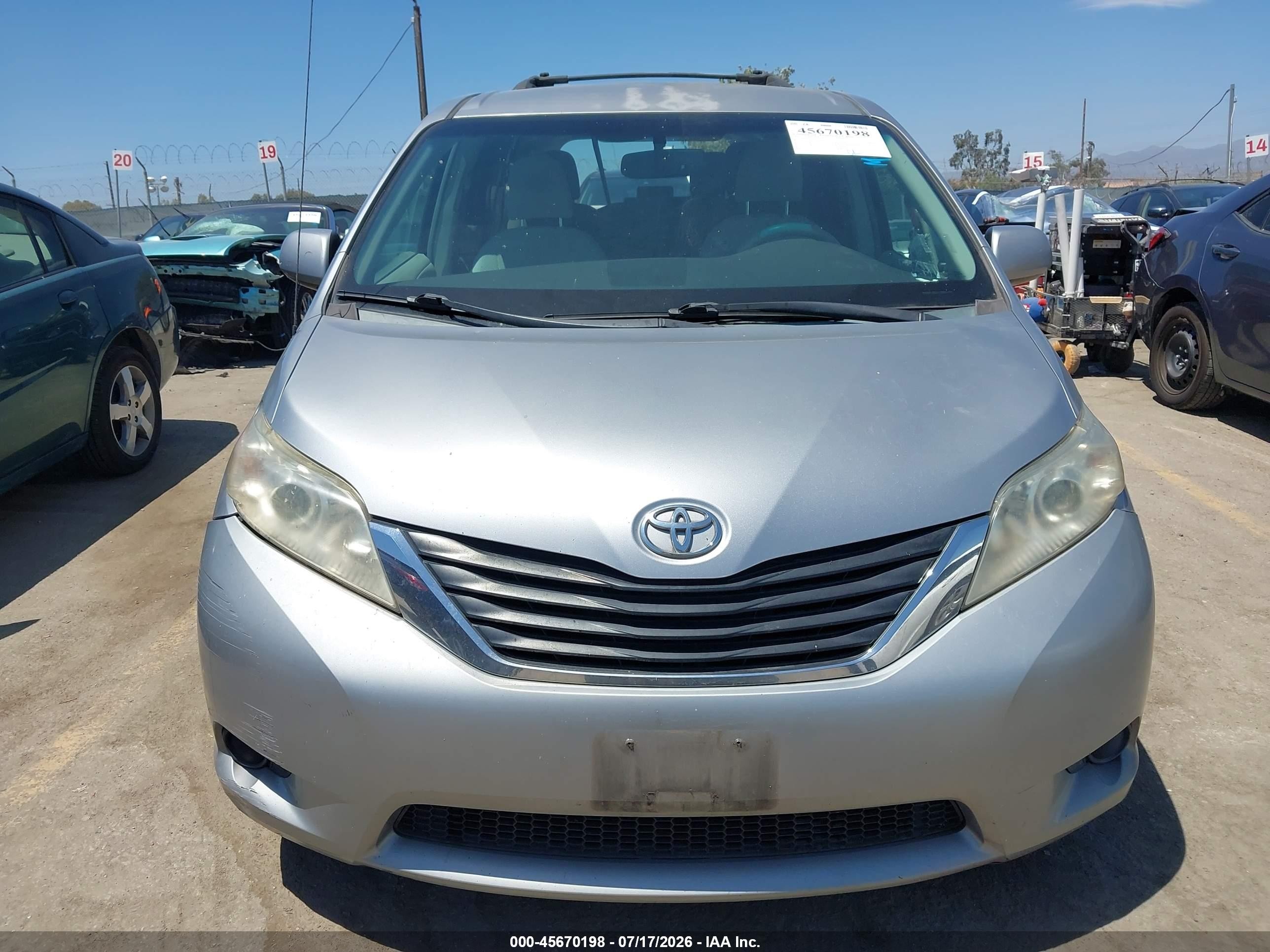 2011 Toyota Sienna Le V6 Серебряный vin: 5TDKK3DC4BS169396