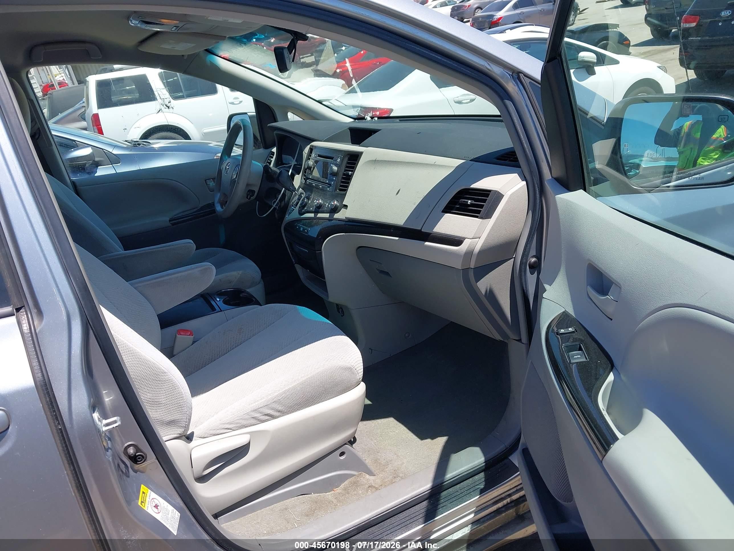 2011 Toyota Sienna Le V6 Серебряный vin: 5TDKK3DC4BS169396