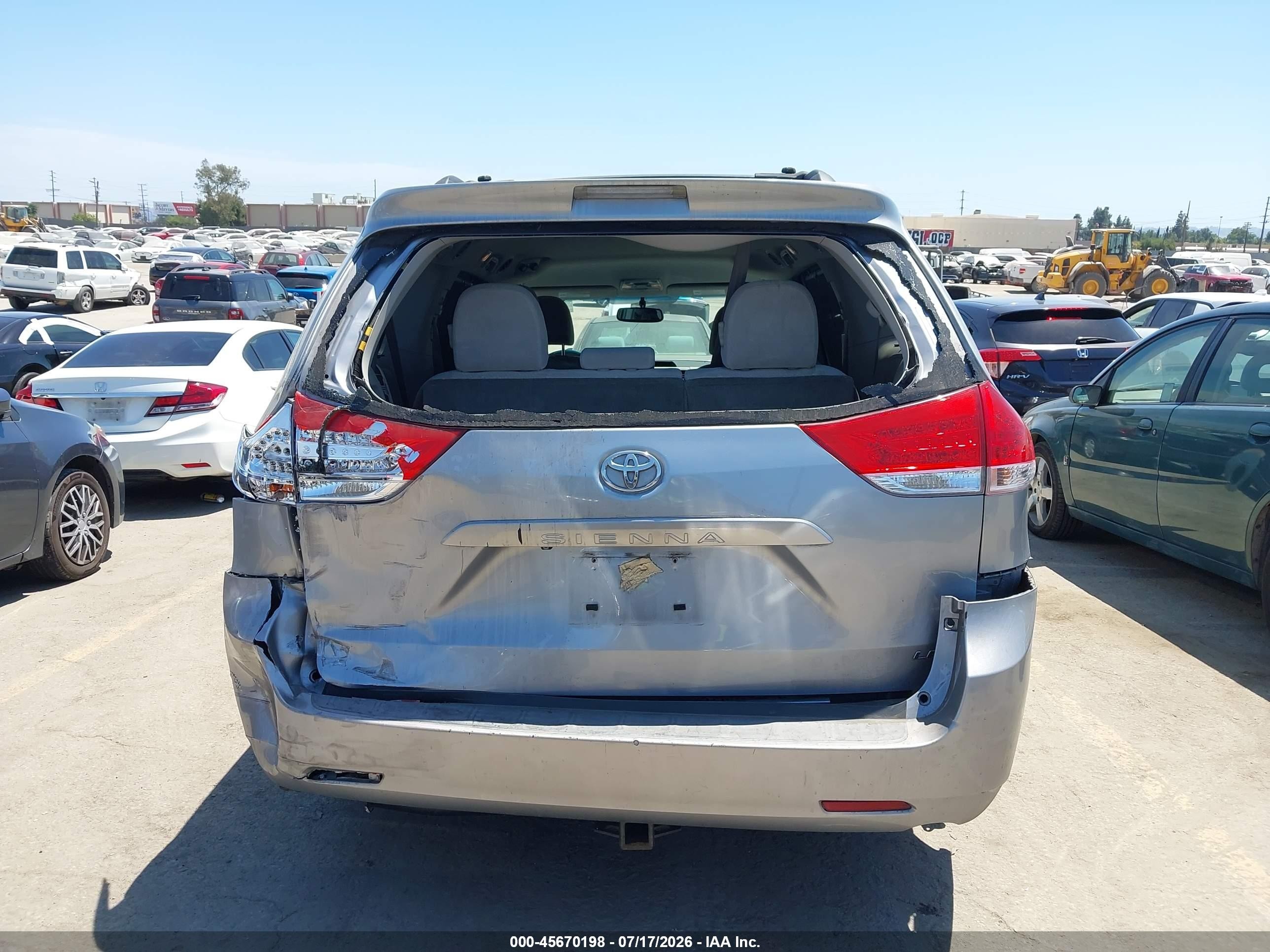 2011 Toyota Sienna Le V6 Серебряный vin: 5TDKK3DC4BS169396