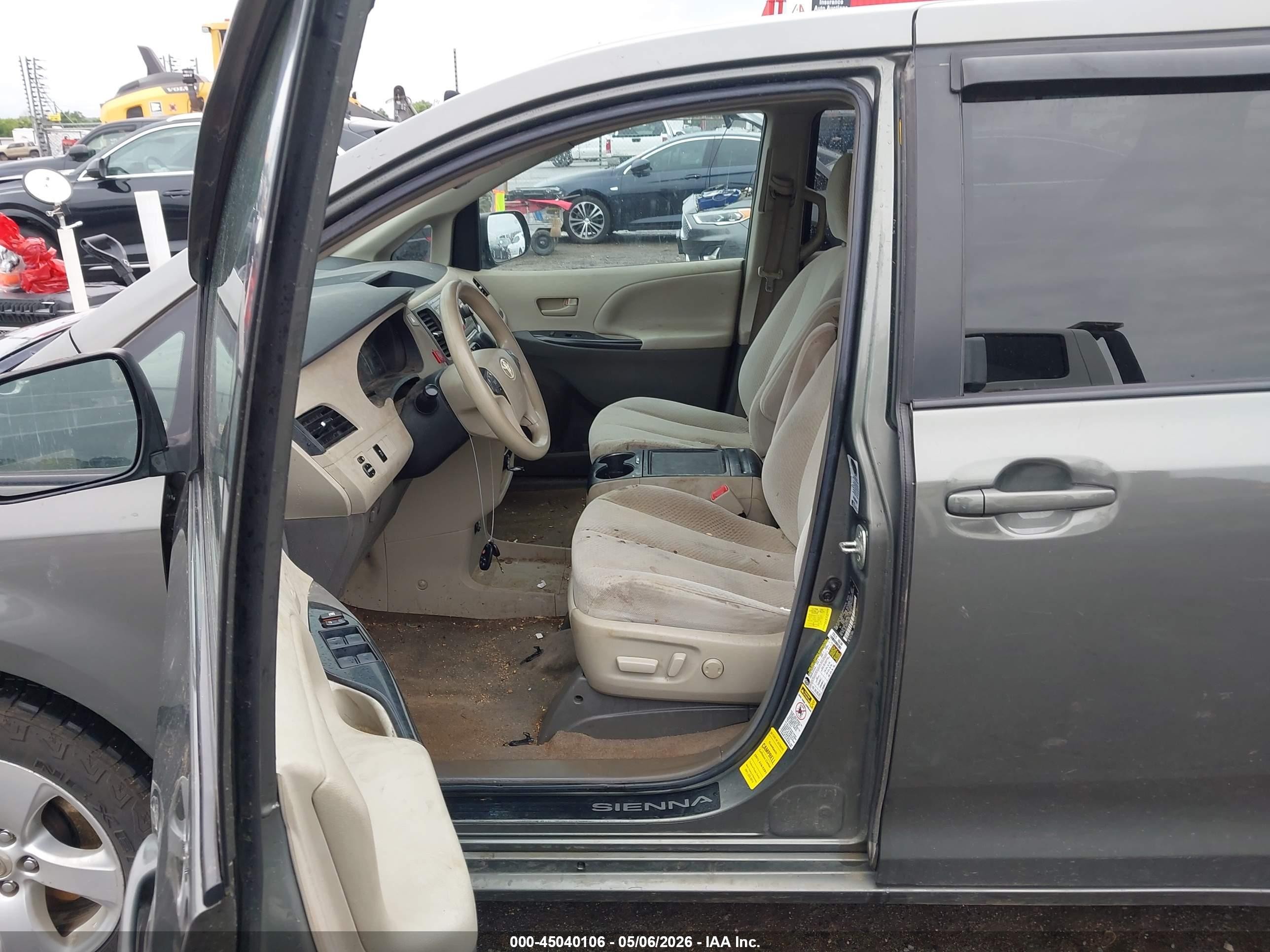 2012 Toyota Sienna Le V6 8 Passenger Серый vin: 5TDKK3DC4CS188581