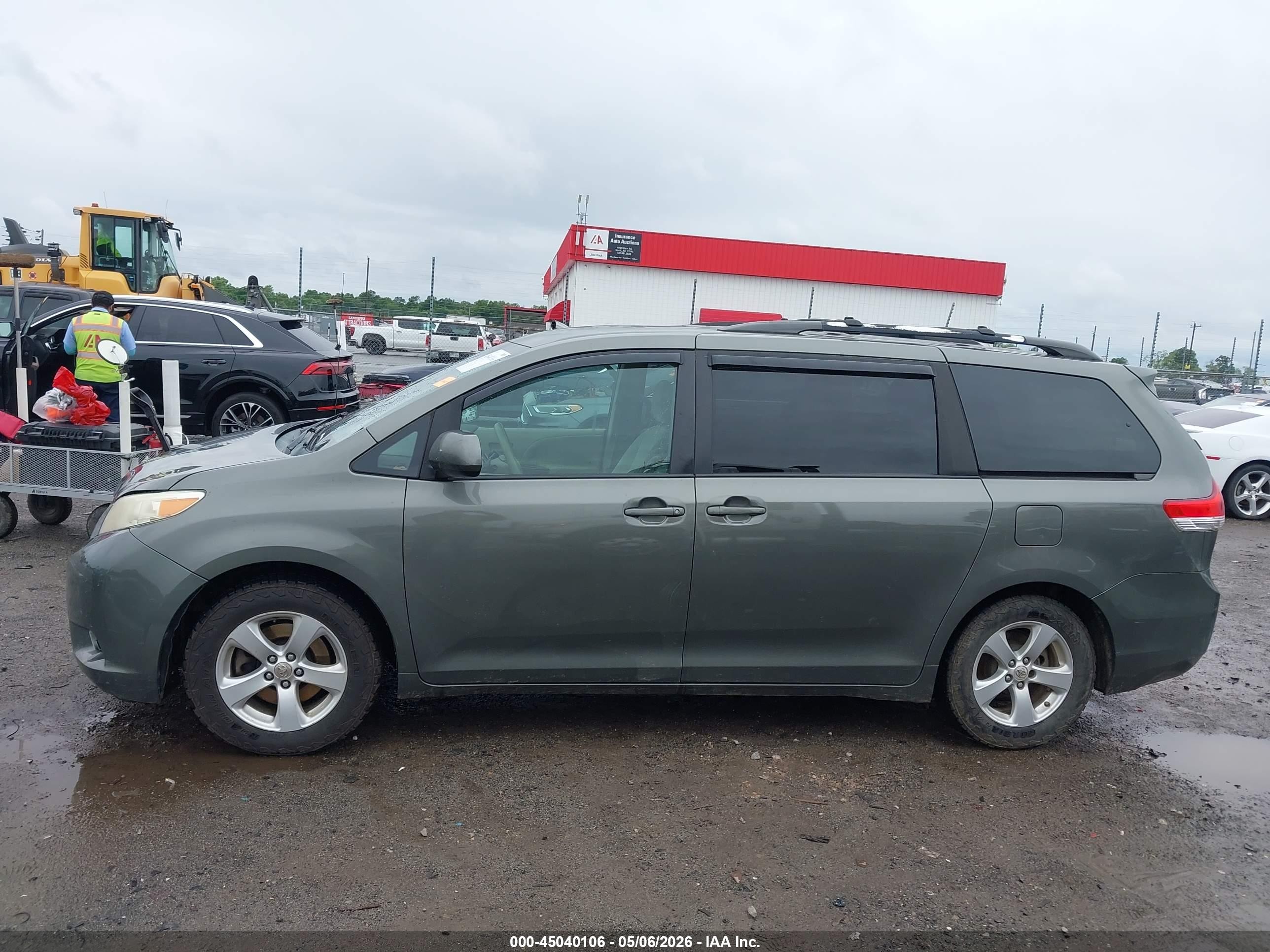 2012 Toyota Sienna Le V6 8 Passenger Серый vin: 5TDKK3DC4CS188581