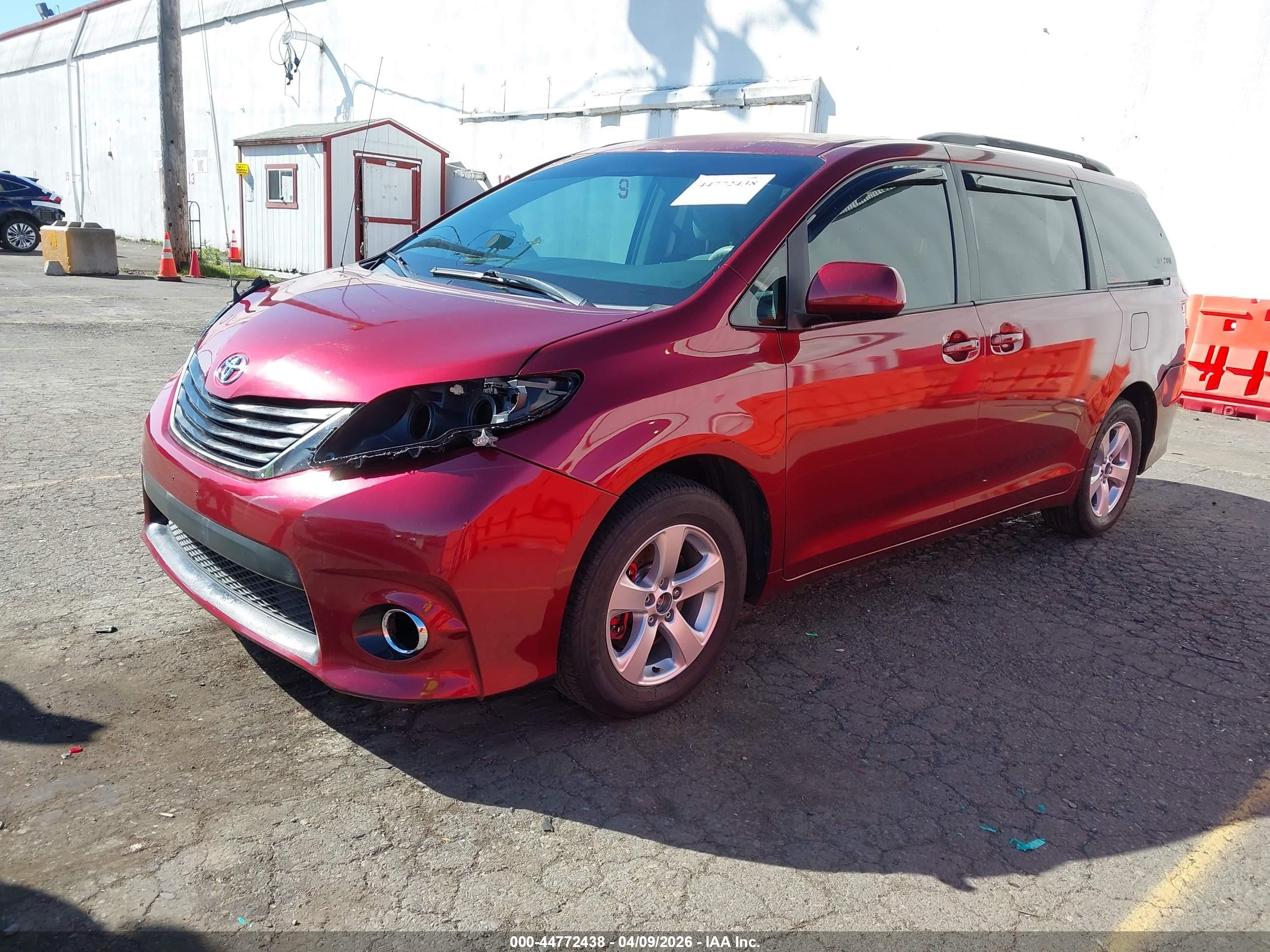 2012 Toyota Sienna Le V6 8 Passenger Red vin: 5TDKK3DC4CS199760