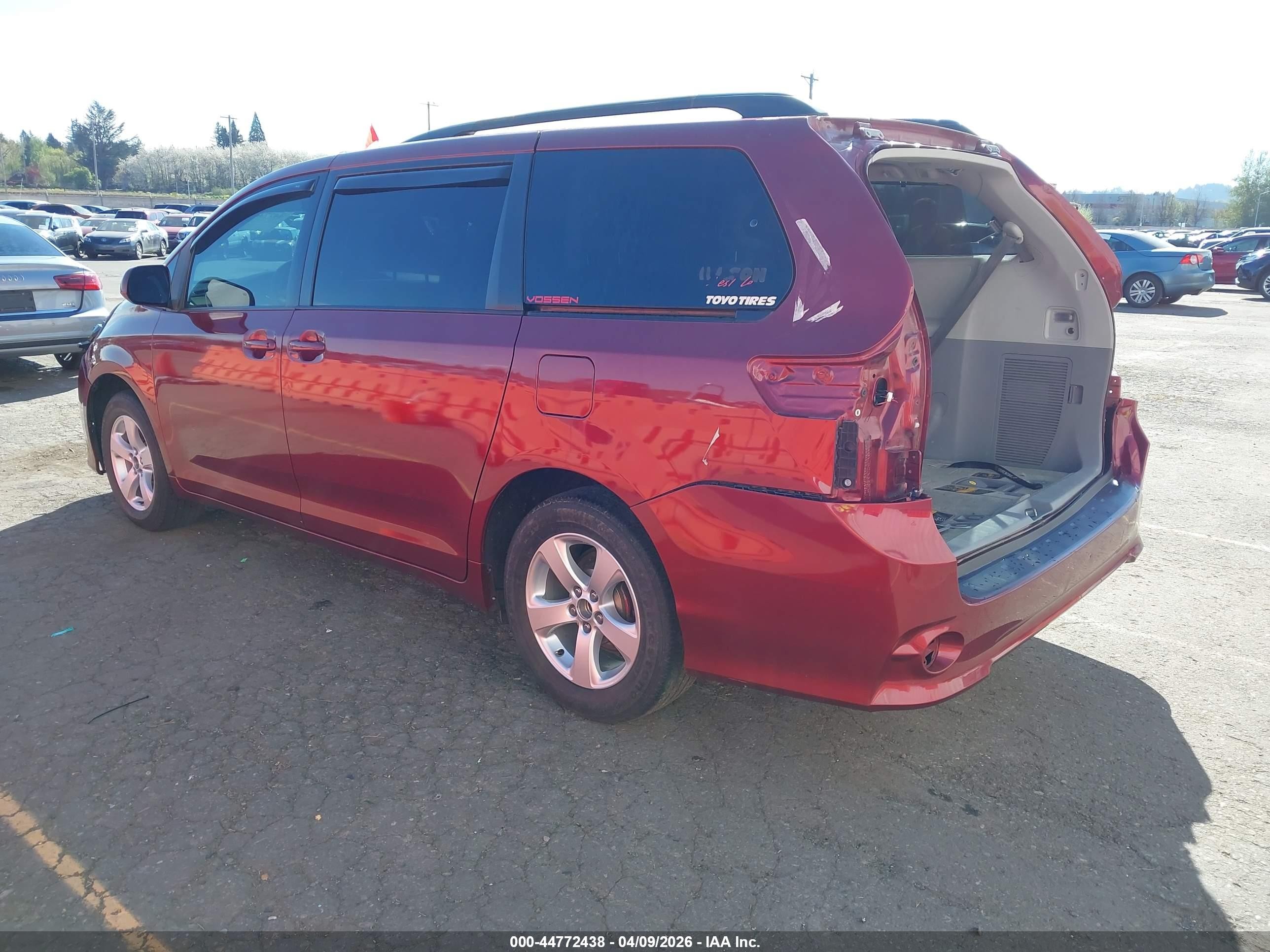 2012 Toyota Sienna Le V6 8 Passenger Red vin: 5TDKK3DC4CS199760