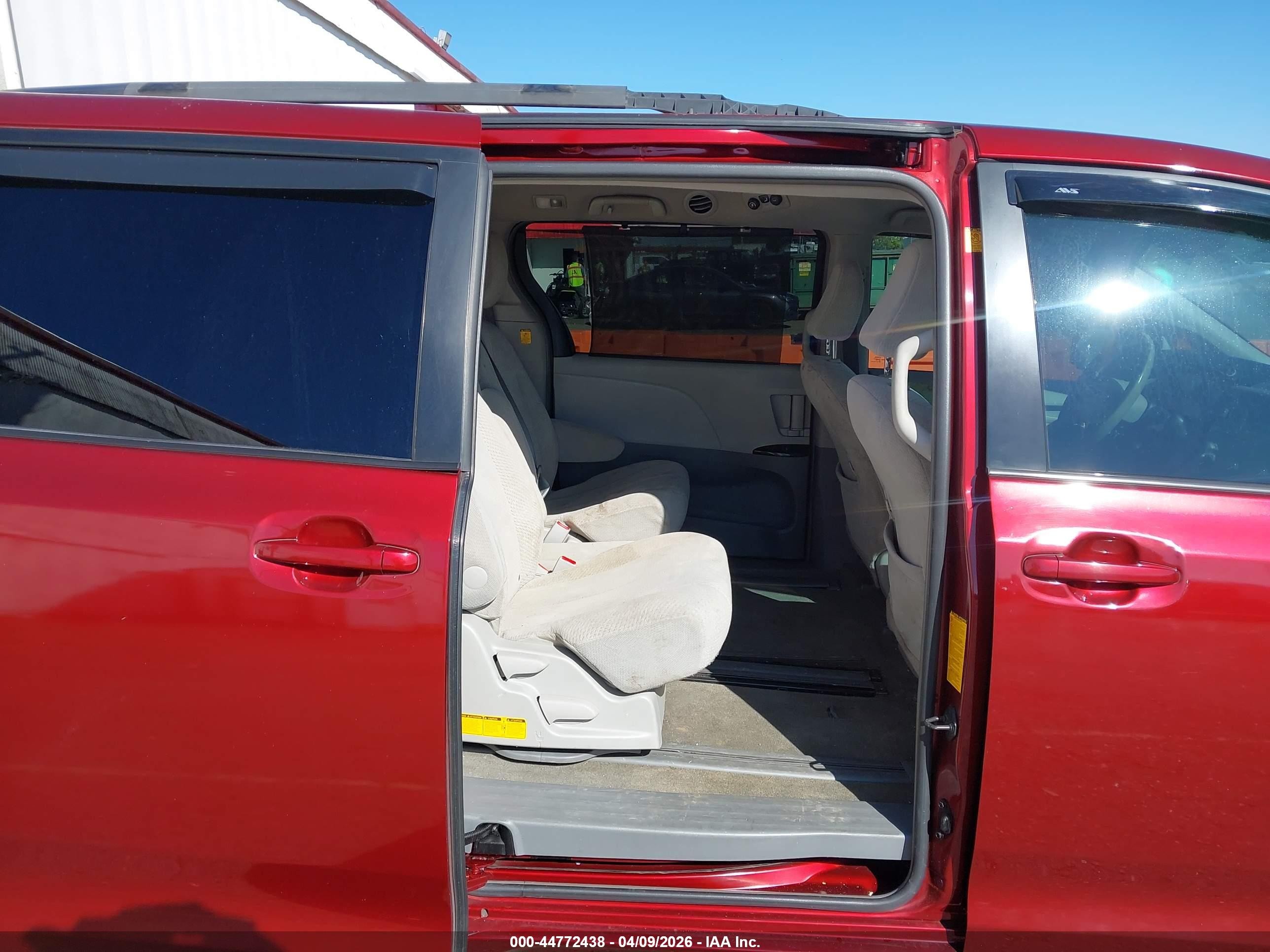 2012 Toyota Sienna Le V6 8 Passenger Red vin: 5TDKK3DC4CS199760