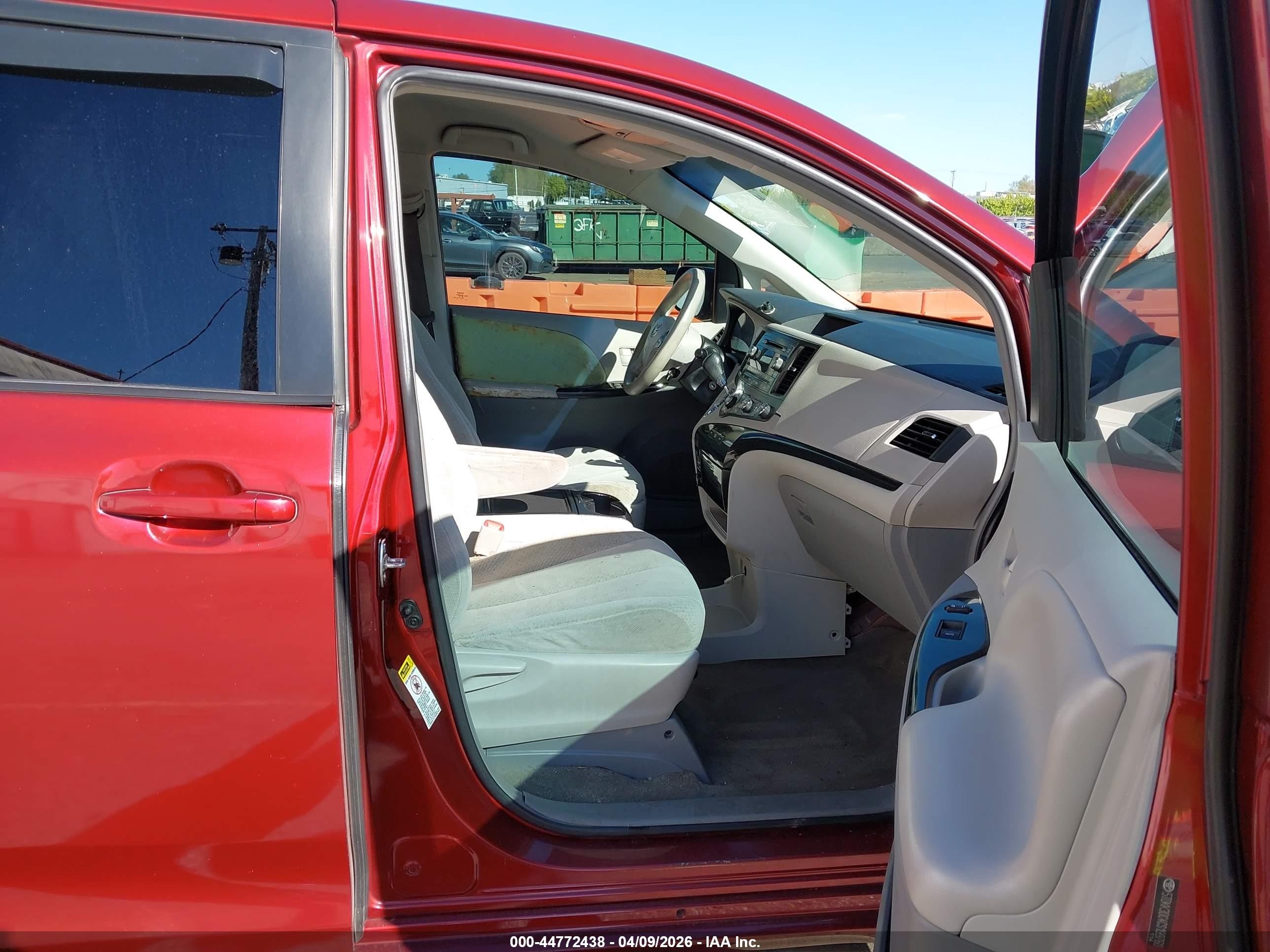 2012 Toyota Sienna Le V6 8 Passenger Red vin: 5TDKK3DC4CS199760