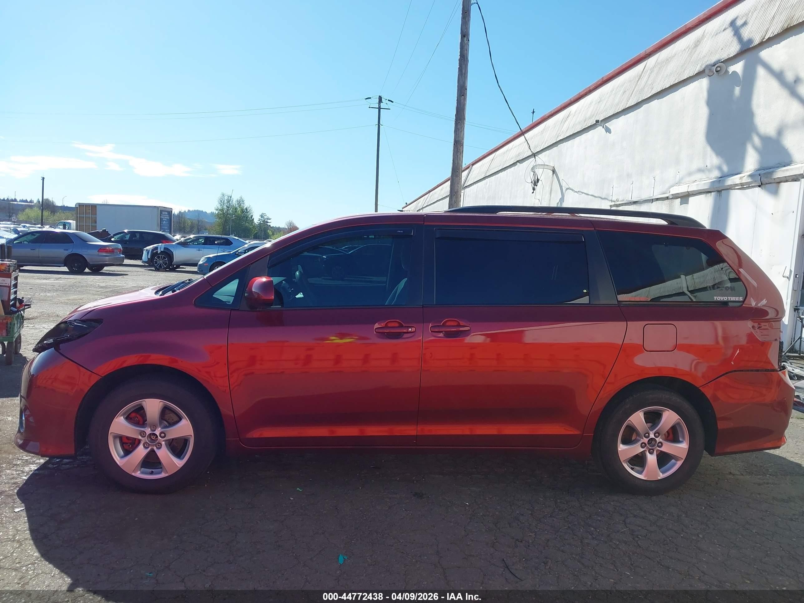 2012 Toyota Sienna Le V6 8 Passenger Red vin: 5TDKK3DC4CS199760