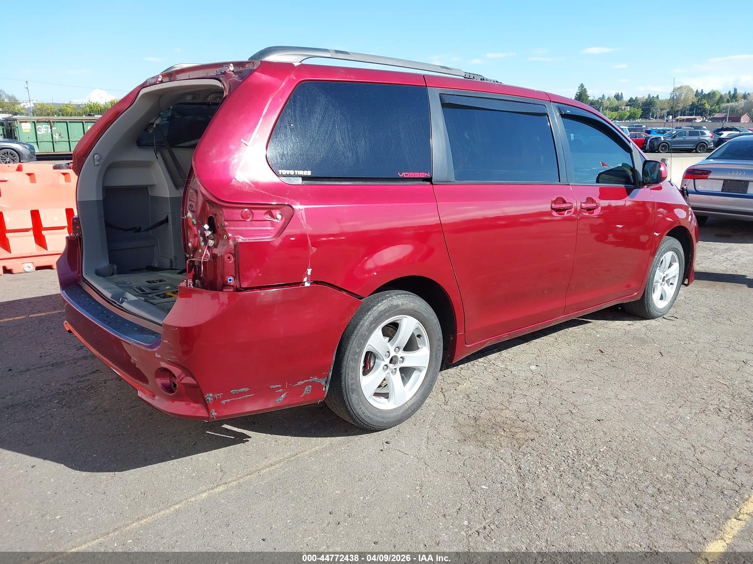 2012 Toyota Sienna Le V6 8 Passenger Red vin: 5TDKK3DC4CS199760