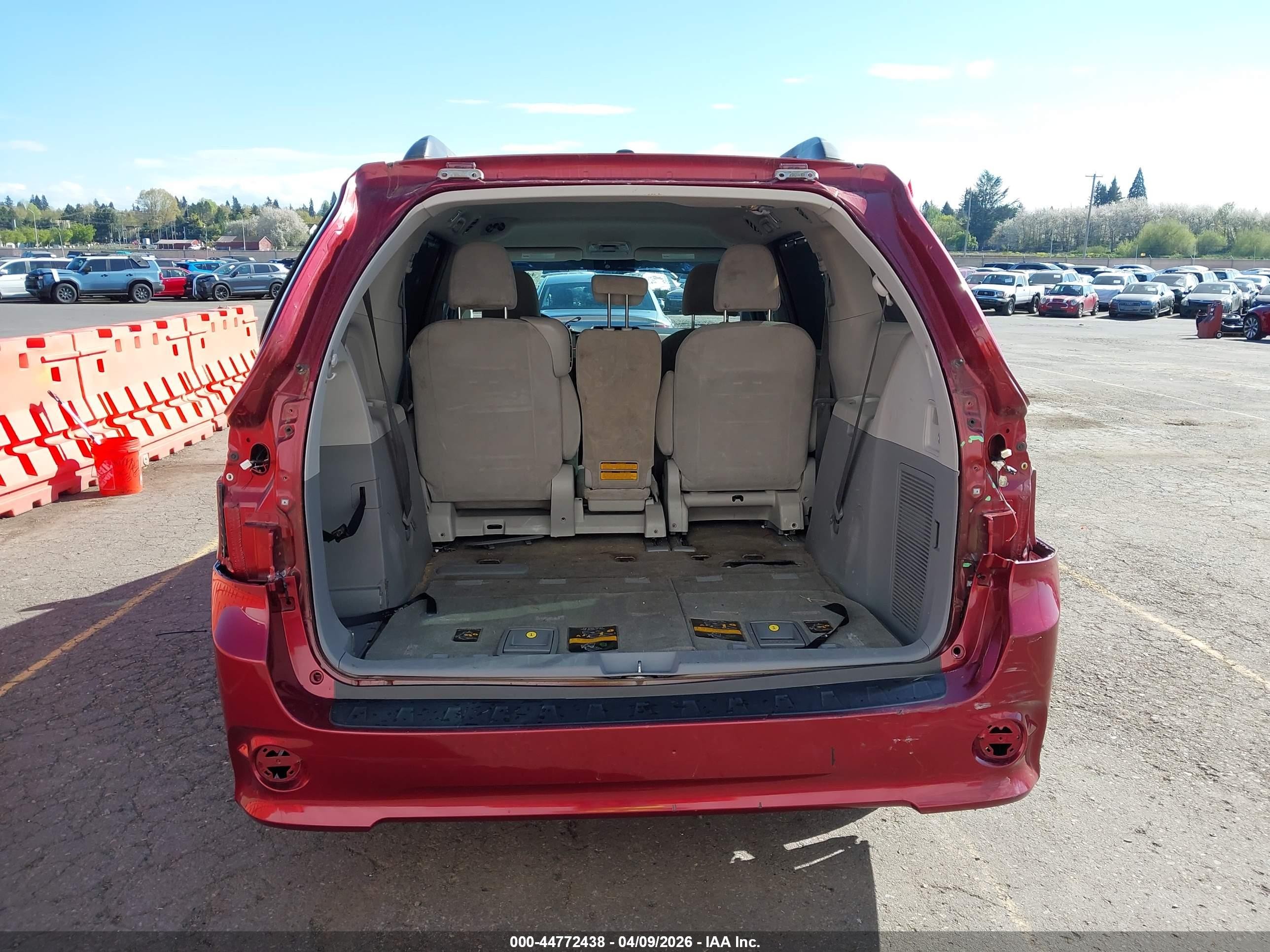 2012 Toyota Sienna Le V6 8 Passenger Red vin: 5TDKK3DC4CS199760