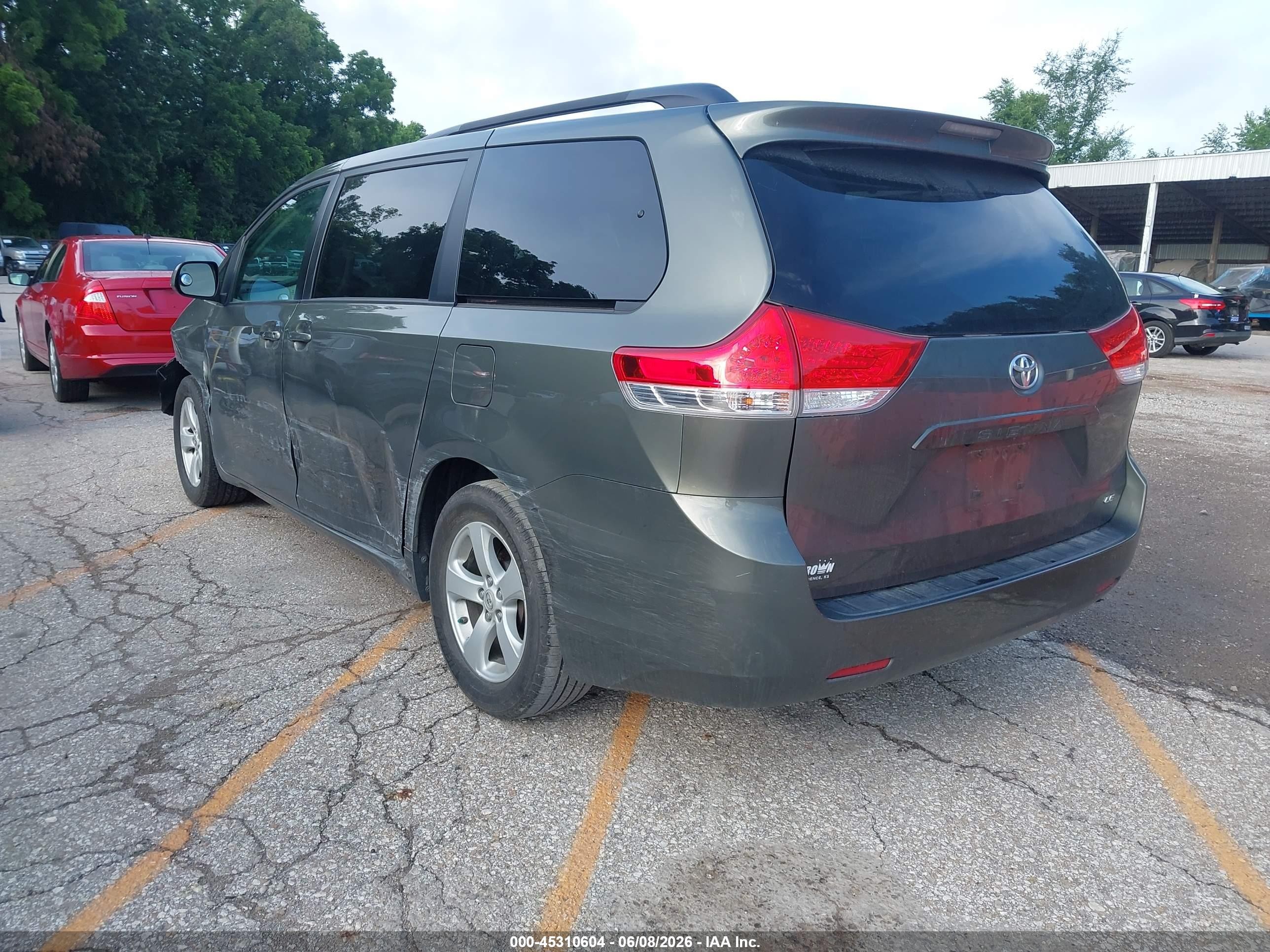 2012 Toyota Sienna Le V6 8 Passenger Gray vin: 5TDKK3DC4CS225905