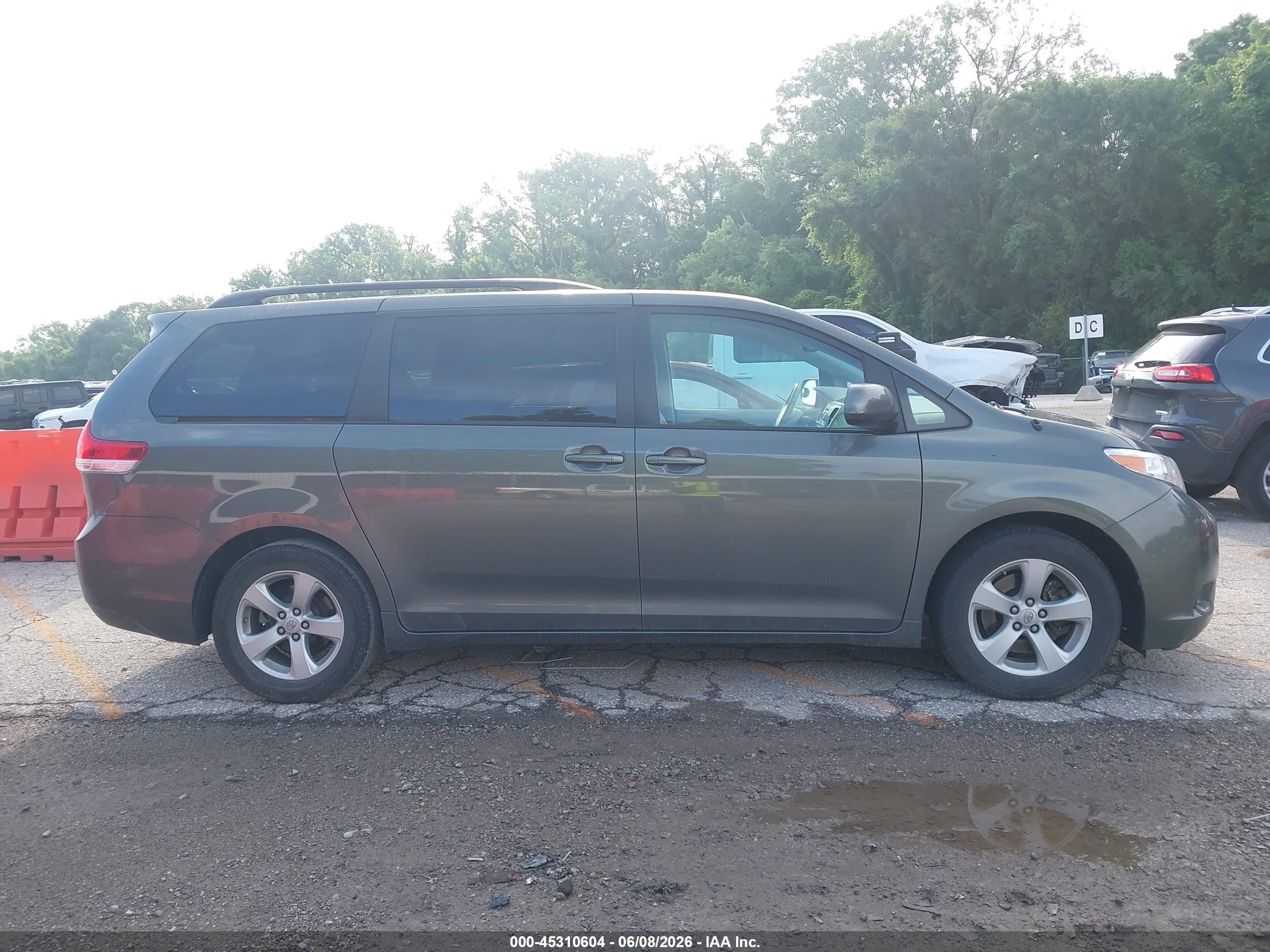 2012 Toyota Sienna Le V6 8 Passenger Gray vin: 5TDKK3DC4CS225905