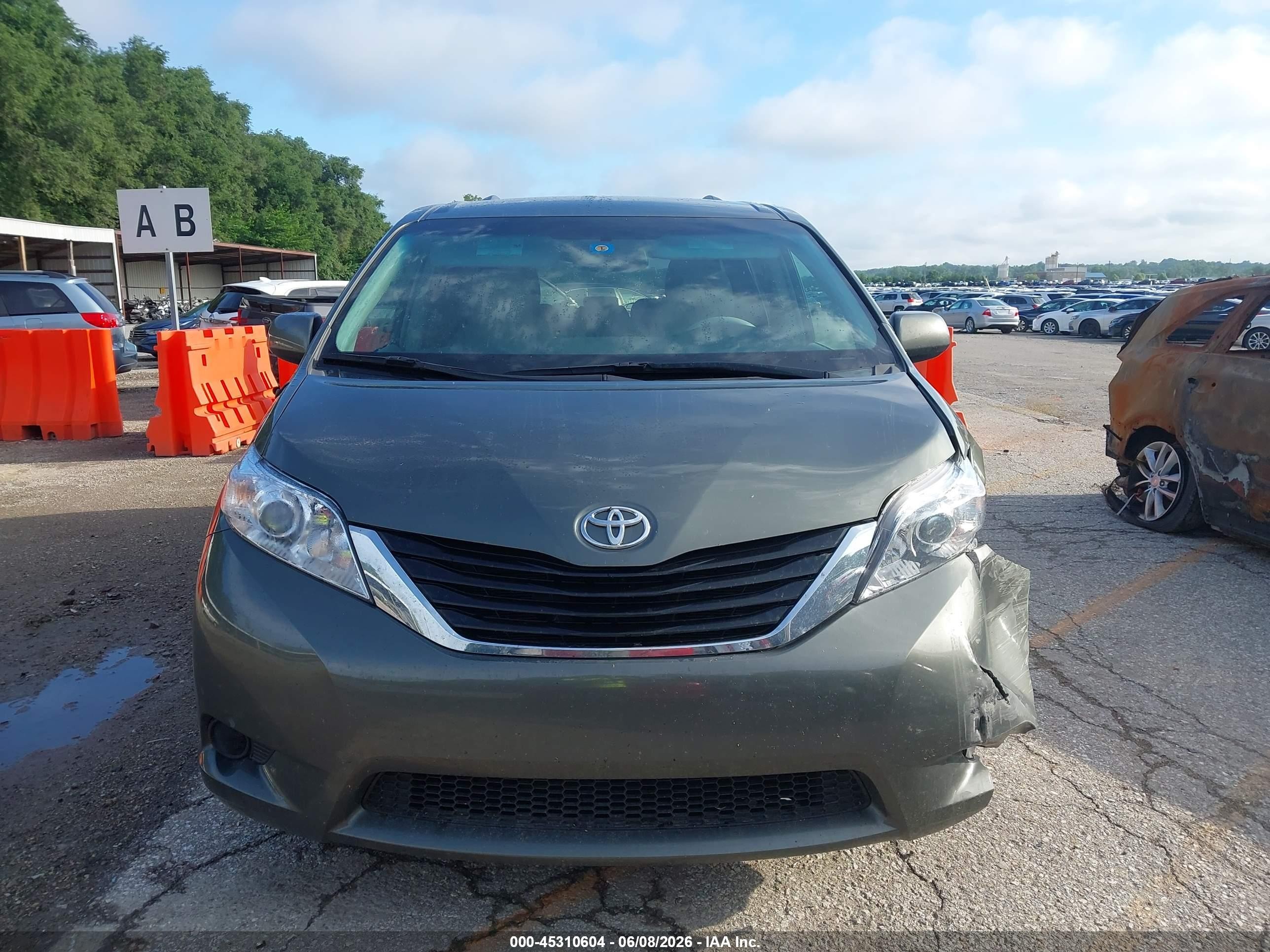 2012 Toyota Sienna Le V6 8 Passenger Gray vin: 5TDKK3DC4CS225905