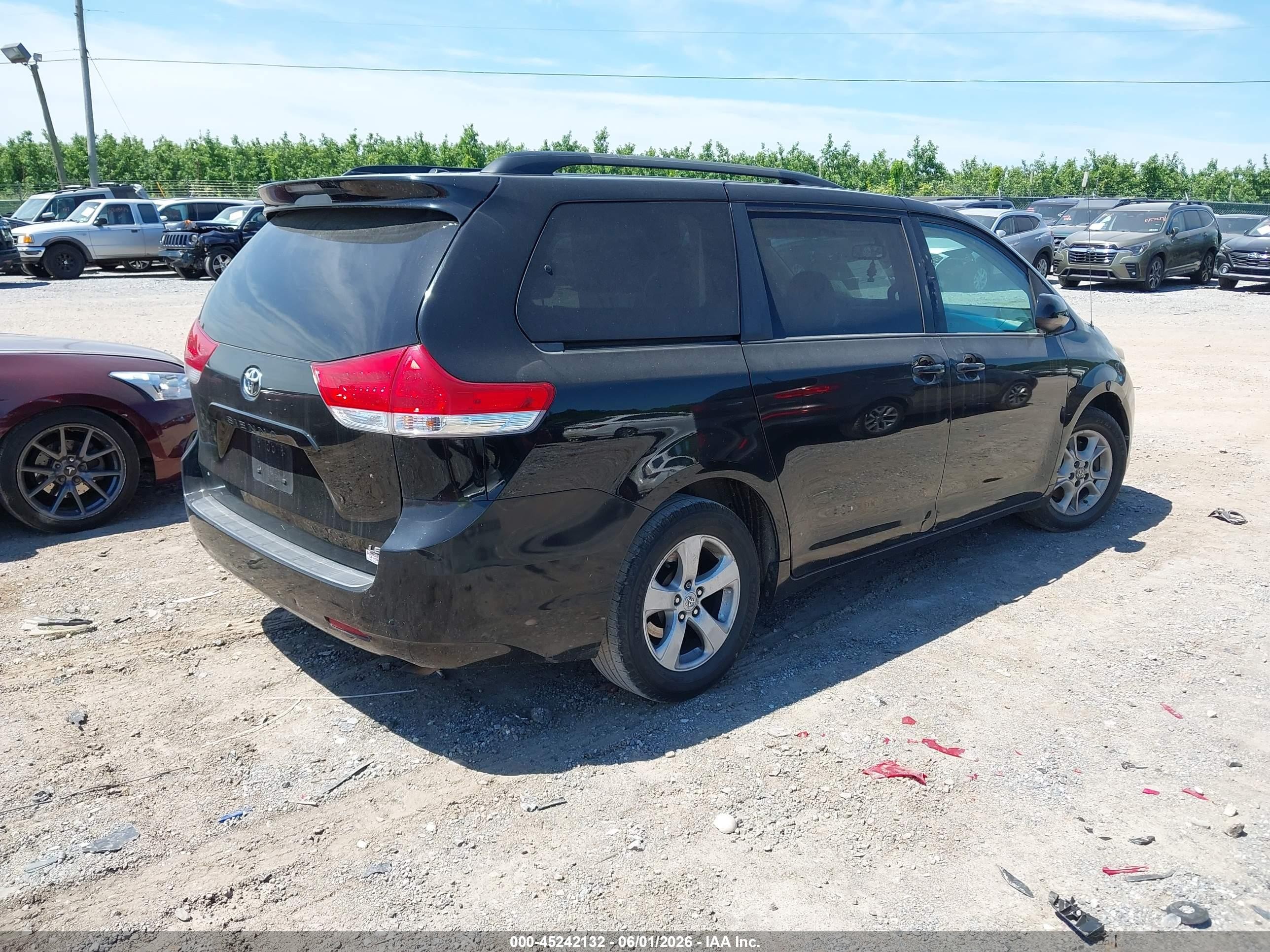 2012 Toyota Sienna Le V6 8 Passenger Серый vin: 5TDKK3DC4CS235866