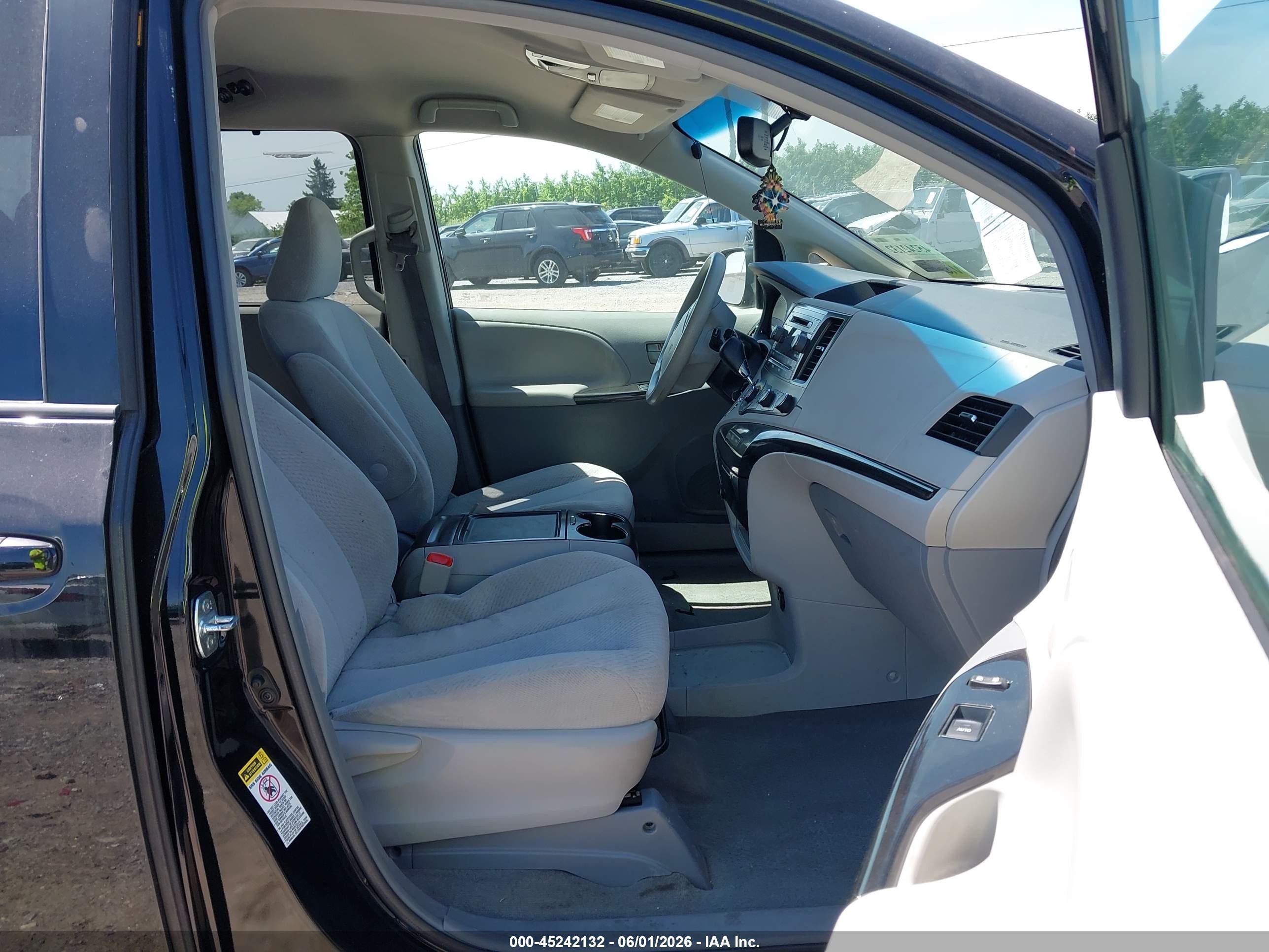 2012 Toyota Sienna Le V6 8 Passenger Серый vin: 5TDKK3DC4CS235866