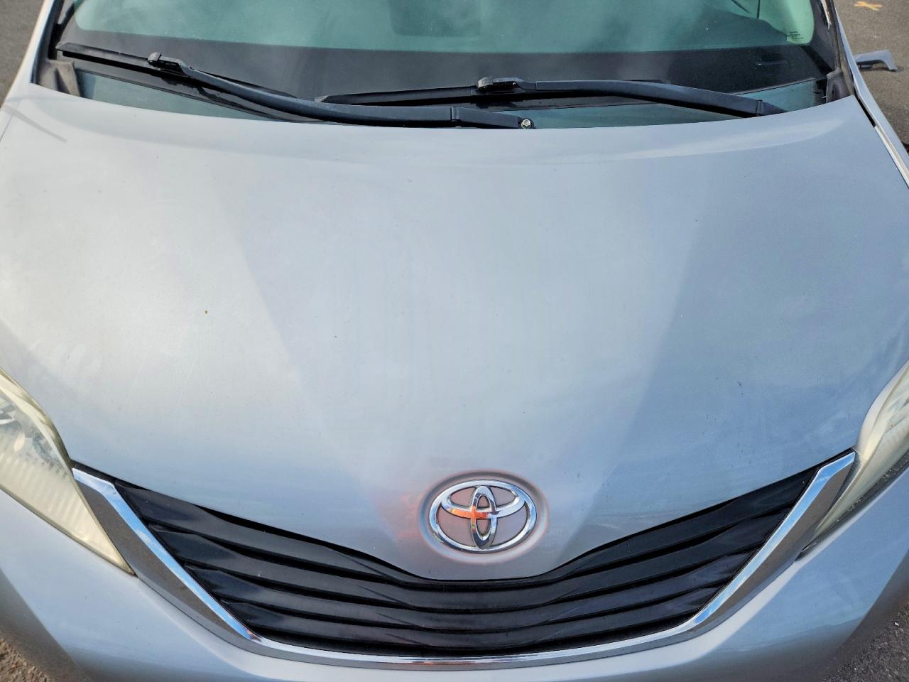 2012 Toyota Sienna Le 8-passenger Silver vin: 5TDKK3DC4CS237245