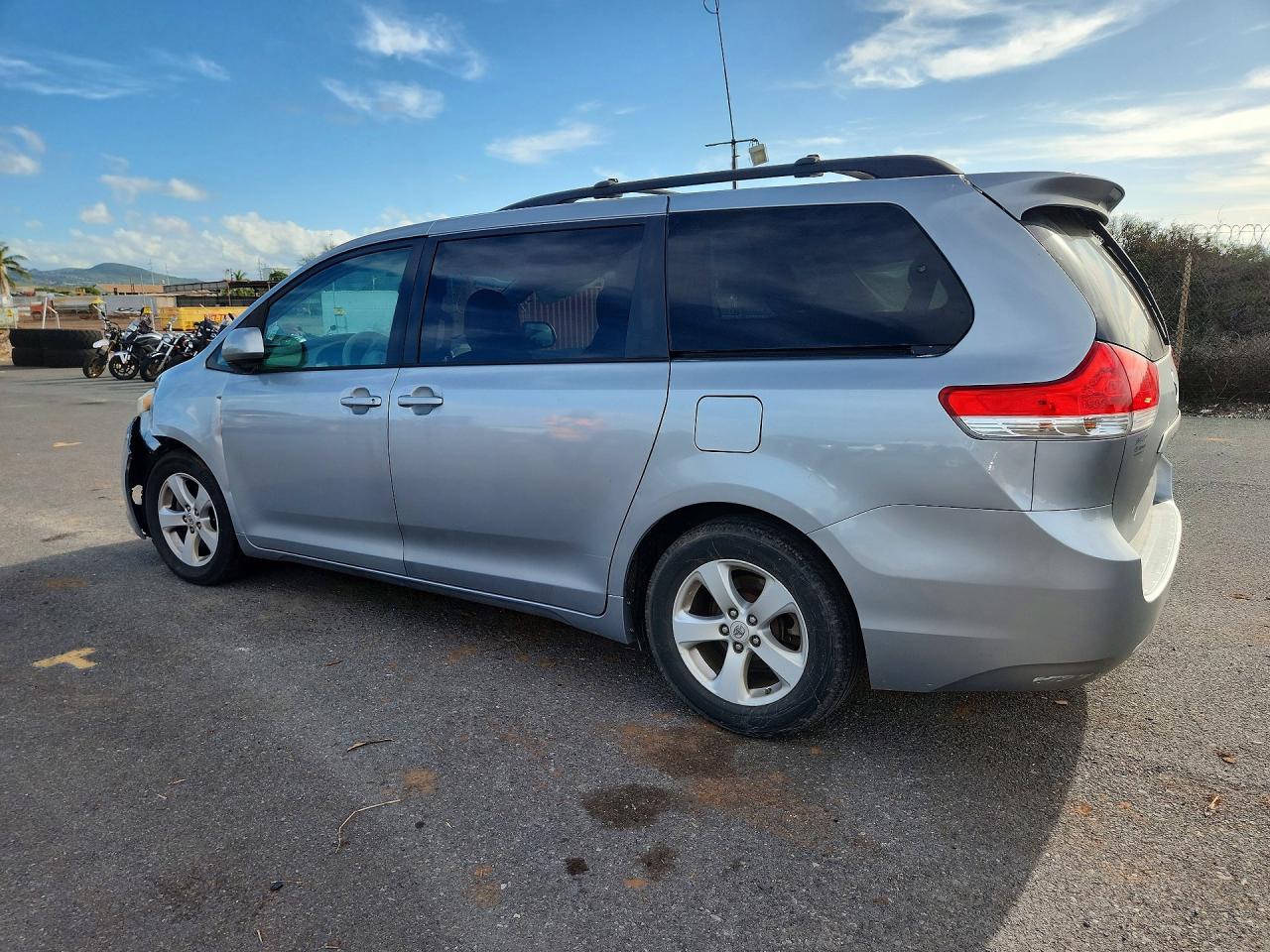 2012 Toyota Sienna Le 8-passenger Silver vin: 5TDKK3DC4CS237245