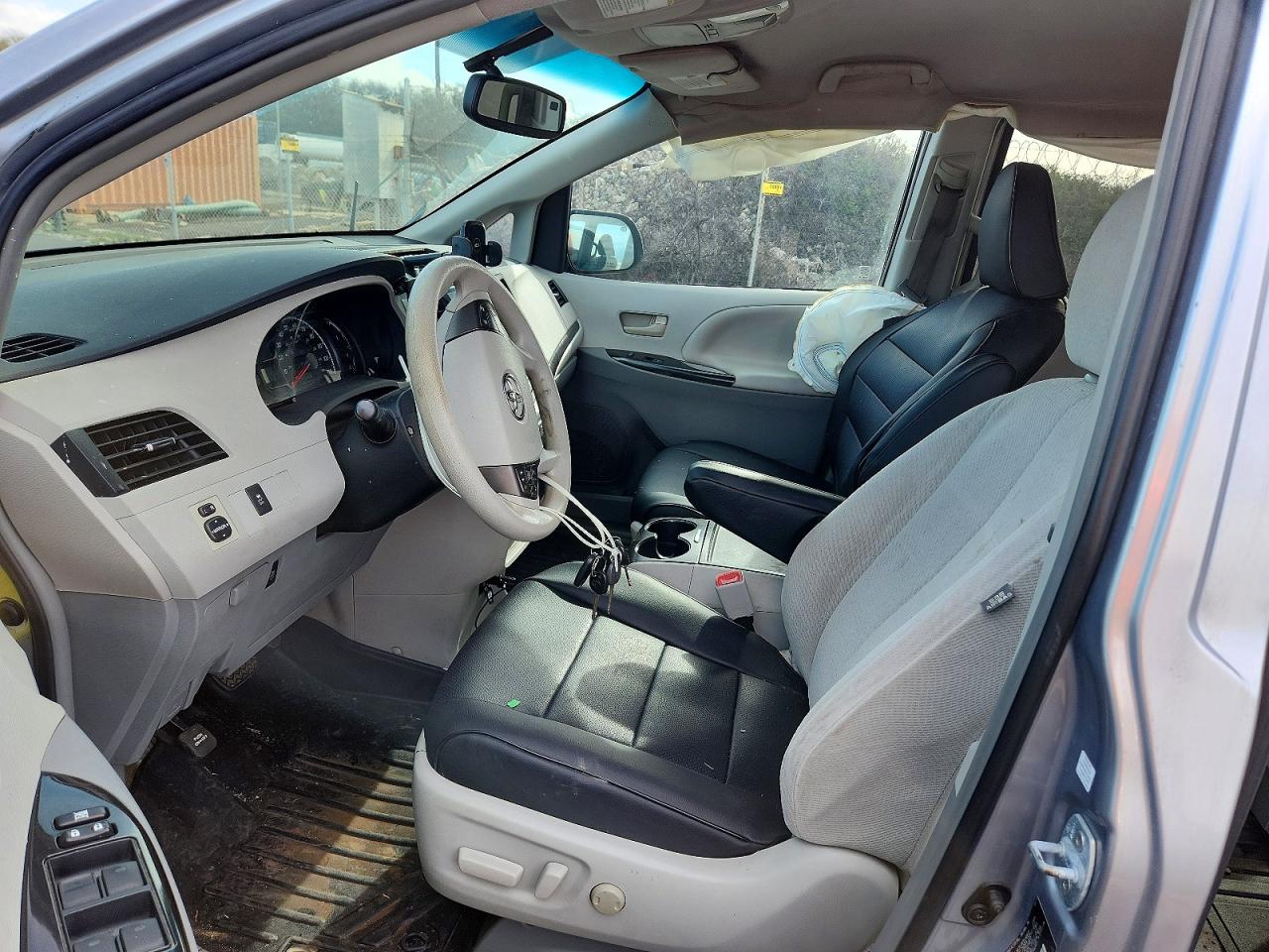 2012 Toyota Sienna Le 8-passenger Silver vin: 5TDKK3DC4CS237245