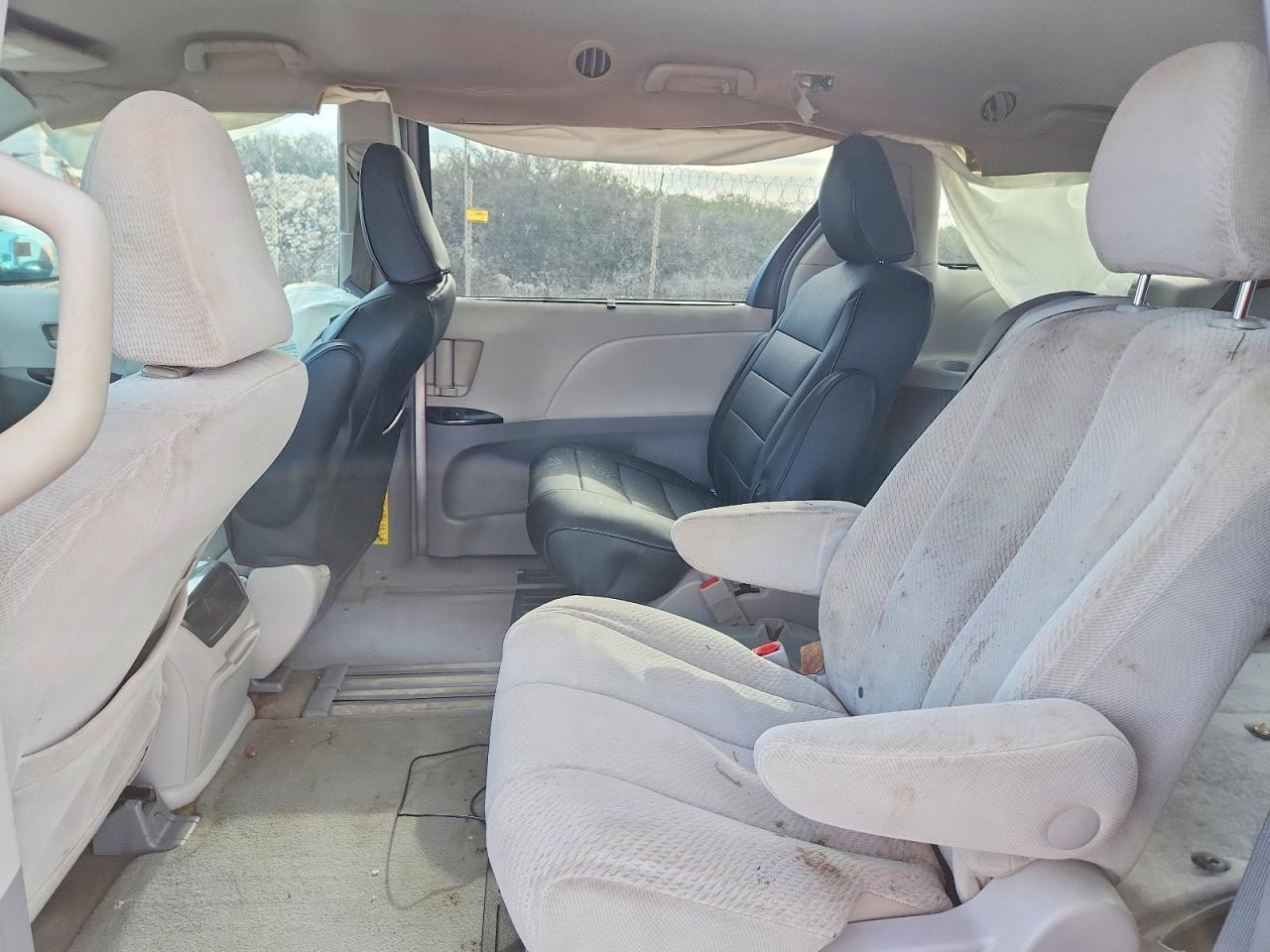 2012 Toyota Sienna Le 8-passenger Silver vin: 5TDKK3DC4CS237245