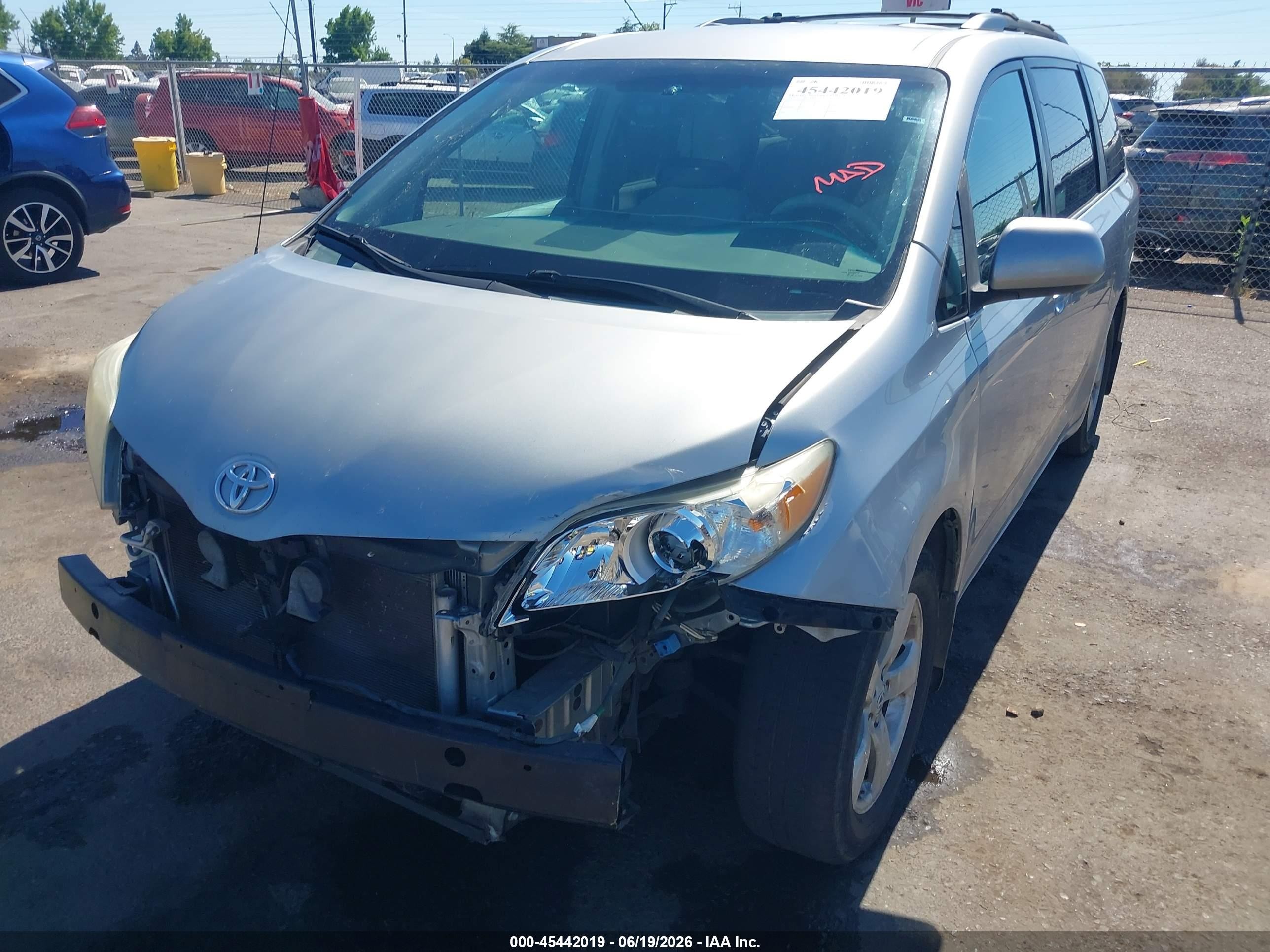 2012 Toyota Sienna Le V6 8 Passenger Silver vin: 5TDKK3DC4CS244325