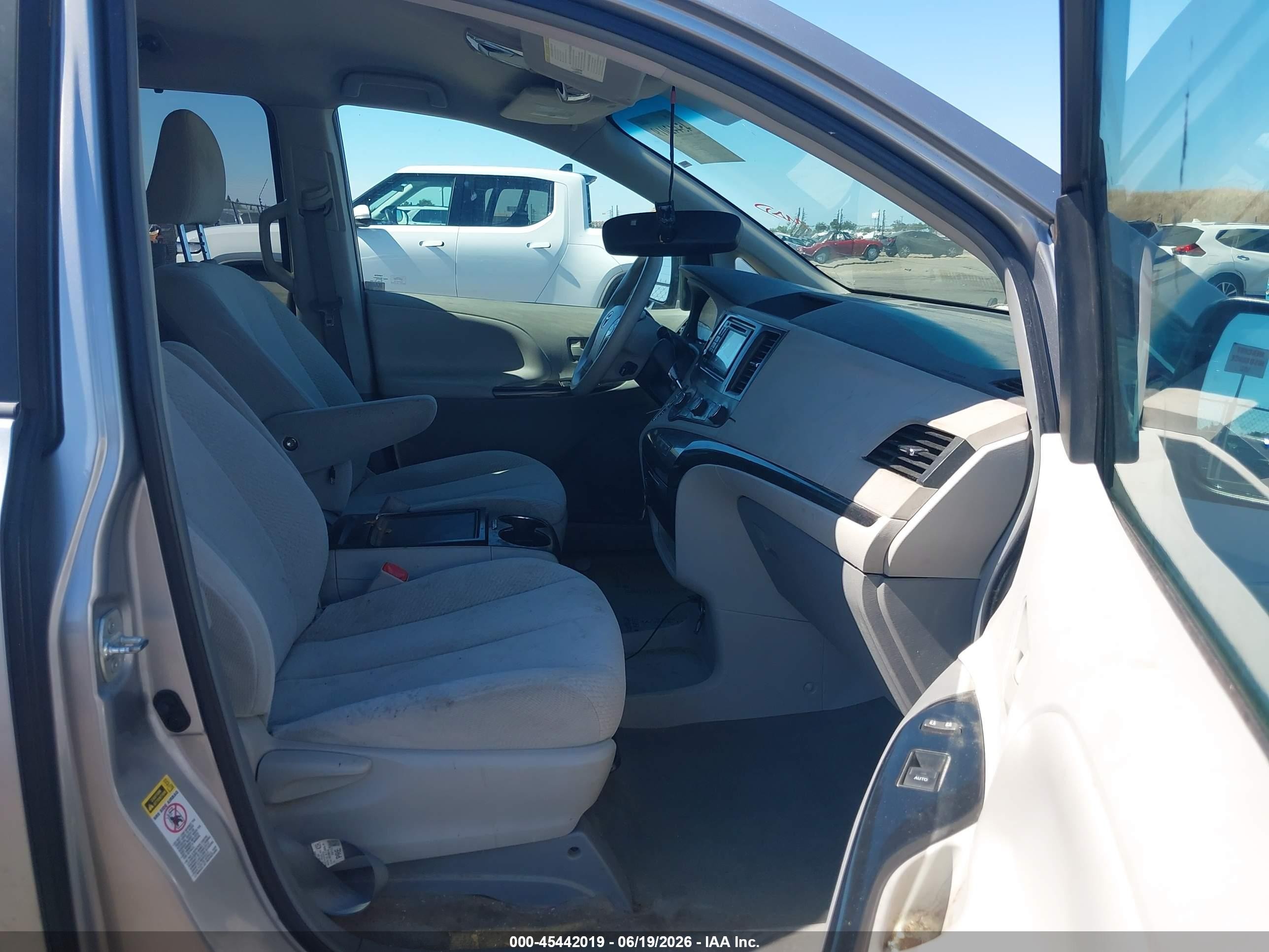 2012 Toyota Sienna Le V6 8 Passenger Silver vin: 5TDKK3DC4CS244325
