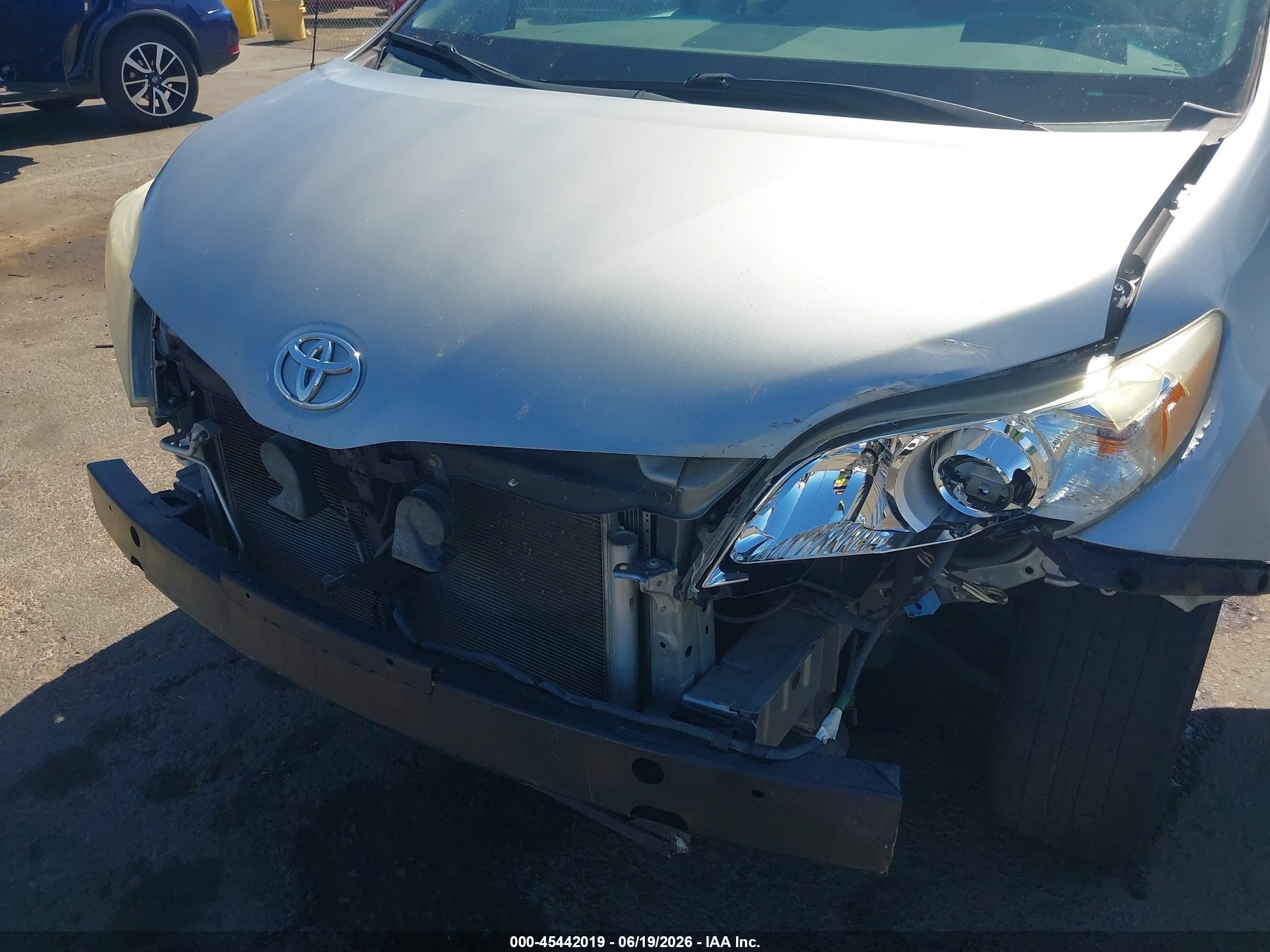 2012 Toyota Sienna Le V6 8 Passenger Silver vin: 5TDKK3DC4CS244325