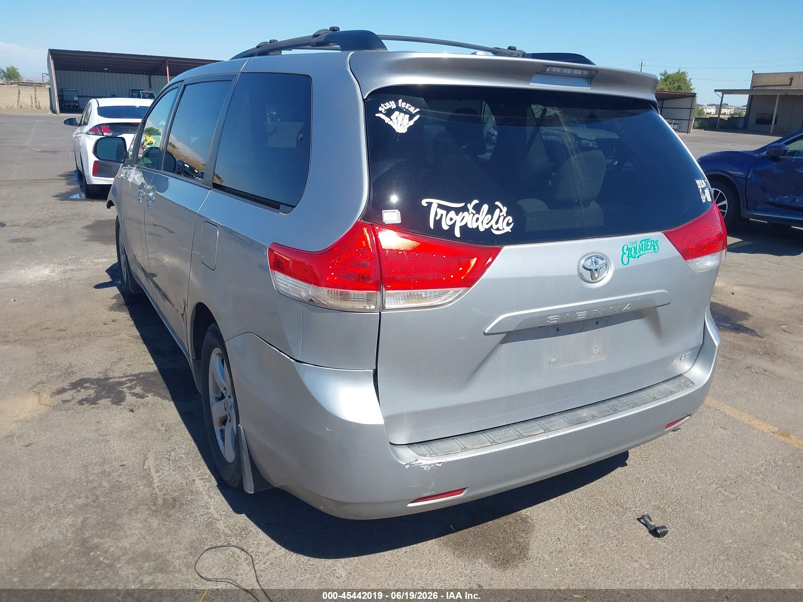 2012 Toyota Sienna Le V6 8 Passenger Silver vin: 5TDKK3DC4CS244325