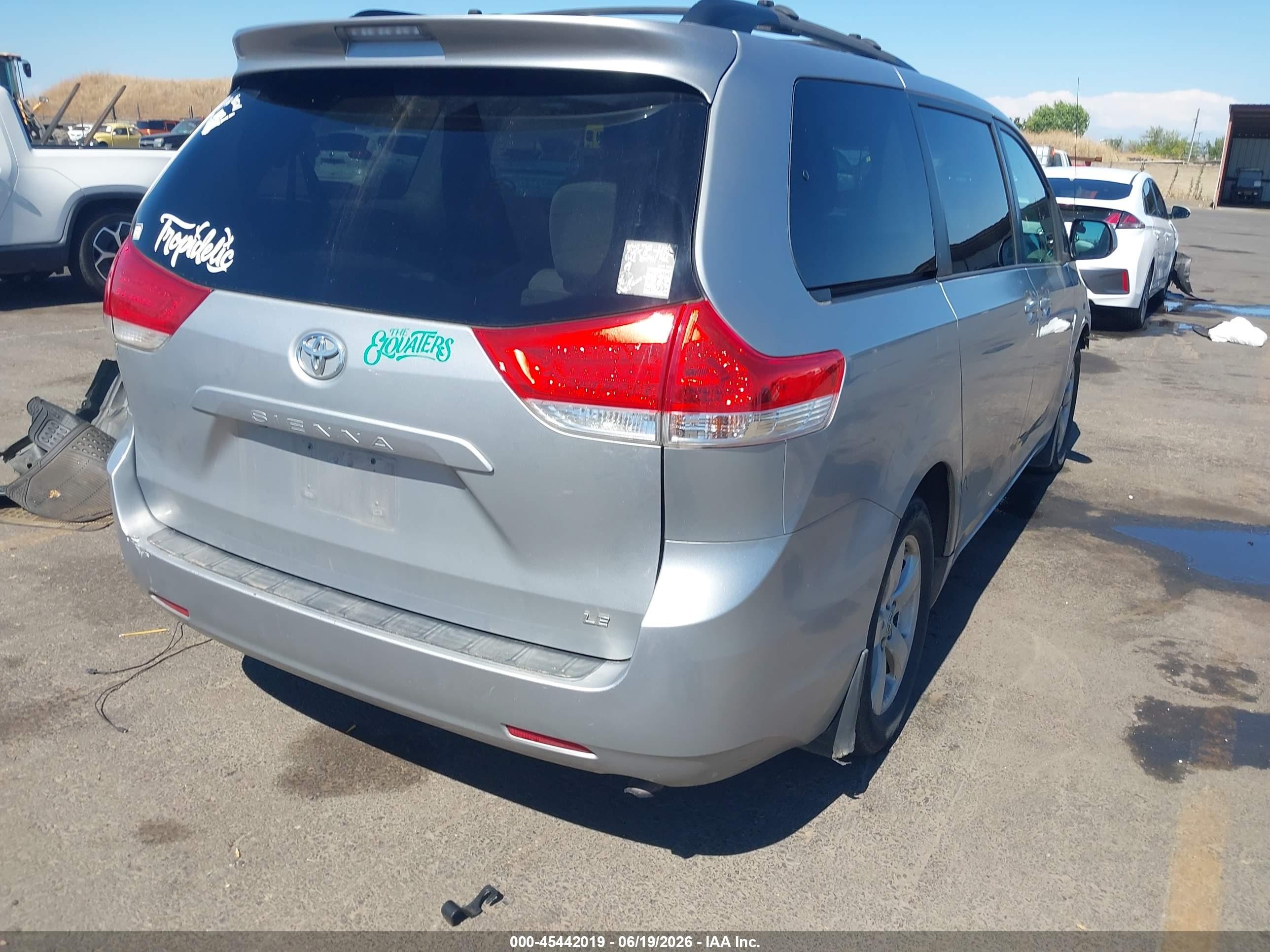 2012 Toyota Sienna Le V6 8 Passenger Silver vin: 5TDKK3DC4CS244325
